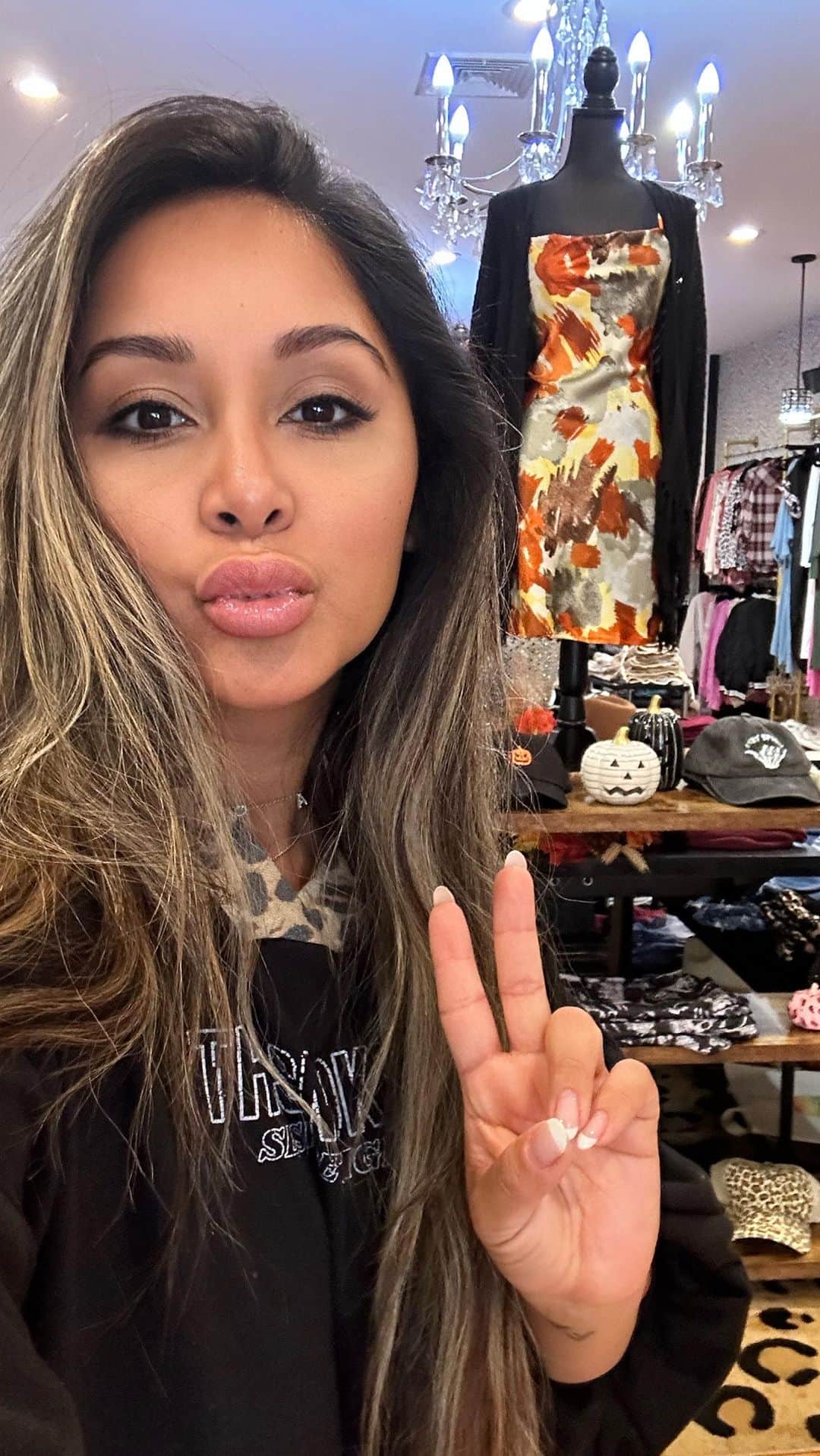 のインスタグラム：「WELCOME TO THE SNOOPY SHOP! 💋🛍 @thesnookishop “this is my livelihood!”」