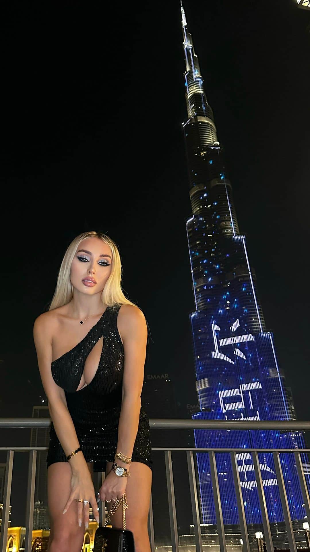 ダニエラ・チャベスのインスタグラム：「D U B A I 🖤」