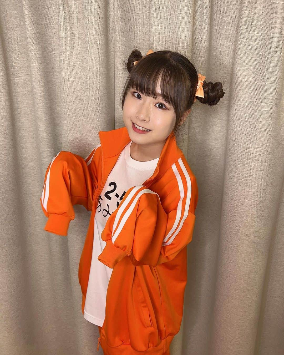 新倉愛海のインスタグラム：「2年5組のあみたです🥕 ⁡ おともだちを探し中…🐾 ⁡ ⁡ #アプガ2 #にきちゃん #運動会 #ジャージ #お団子アレンジ #Japaneseidol #ハッピーオレンジ 🧡」