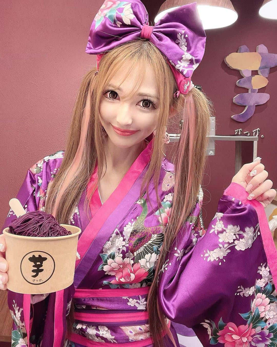 寿リリカのインスタグラム：「♡ 🍠お芋姫に変身〜🍠💜💜 竹下通りにNewオープンした芋ぴっぴ🍠💜💜💜 ♡ 紫芋とアイスをいただきました😋 1㎜の絹糸の紫芋がうちゅくしい✨✨ 作るところが見れるの楽しい😍💓 お芋が甘くて美味しかったぁ😋🍠💜 ♡ お芋姫の浴衣は店内で無料レンタルできるから来店したらぜひ着てみてほしい🤣💜 紫芋にぴったりなパープルの浴衣にしたよ〜💜💜 服の上から羽織るだけだから簡単✌️ ♡ PR @imopipiharajuku #フォトコン #プレゼント企画 #スイーツ #竹下通り #映えスイーツ #原宿 #表参道 #芋ぴっぴ原宿竹下通り店フォトコンテストエントリー」