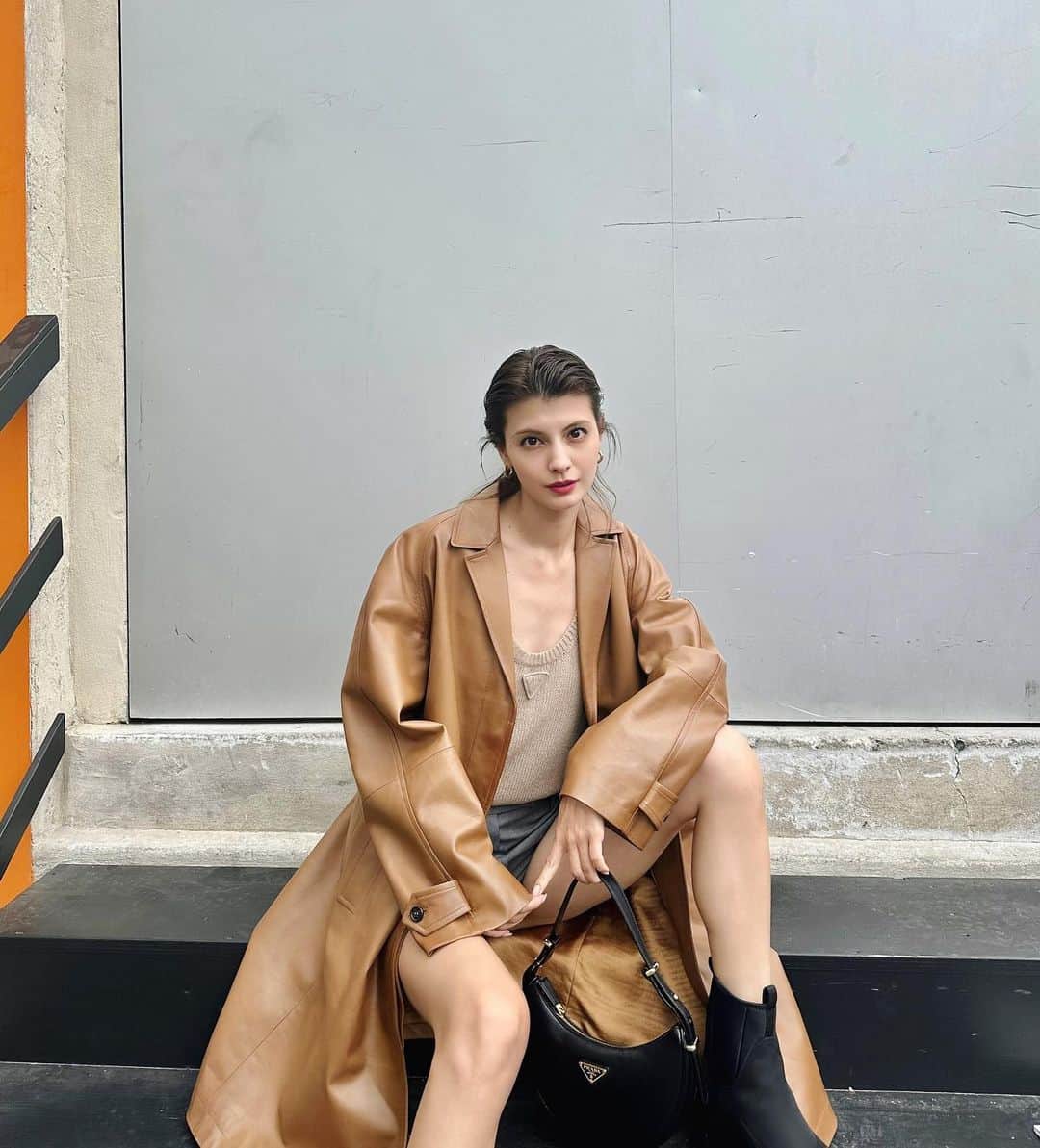 マギーのインスタグラム：「本日ラスト @prada 🖤 エキセントリックと言いますか、さすがの圧巻のショー、音と空間の使い方とお洋服のバランスがもう🫶🫶🫶🫶🫶」