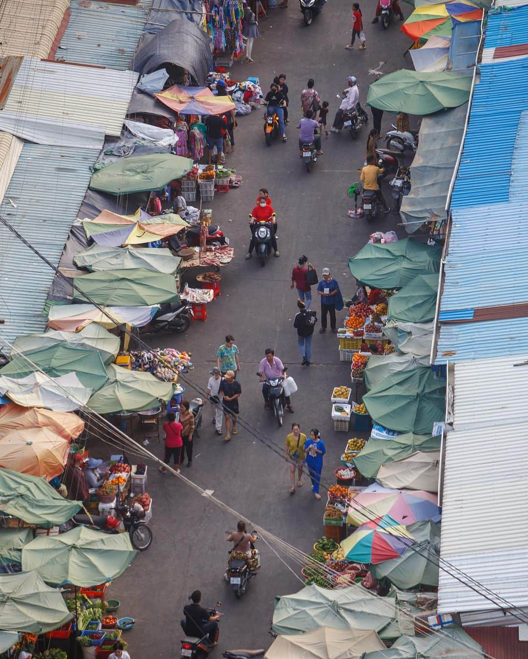 Shunsuke Miyatakeのインスタグラム：「Shoppers at twilight, Phnom Penh, Cambodia」