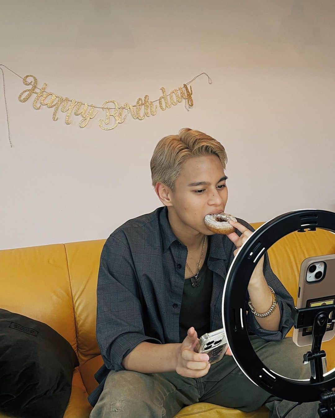 のインスタグラム：「《Staff》  2023/9/21 REIKO Happy 21st Birthday🎉  TikTokライブおよびB-Town生配信が予定時刻より大幅に遅れましたこと、お詫び申し上げます🙇  生配信にお集まりくださった皆さまありがとうございました！  SNSでお寄せいただいているたくさんのお祝いメッセージもありがとうございます！ REIKOに届いています🕊️  飛躍の年となる21歳。 引き続き、REIKOをどうぞよろしくお願いいたします！  今週末からはいよいよ「BMSG FES’23」！ ご期待ください。  #REIKO_HBD_21st  #HAPPY_REIKO_DAY  #REIKO」