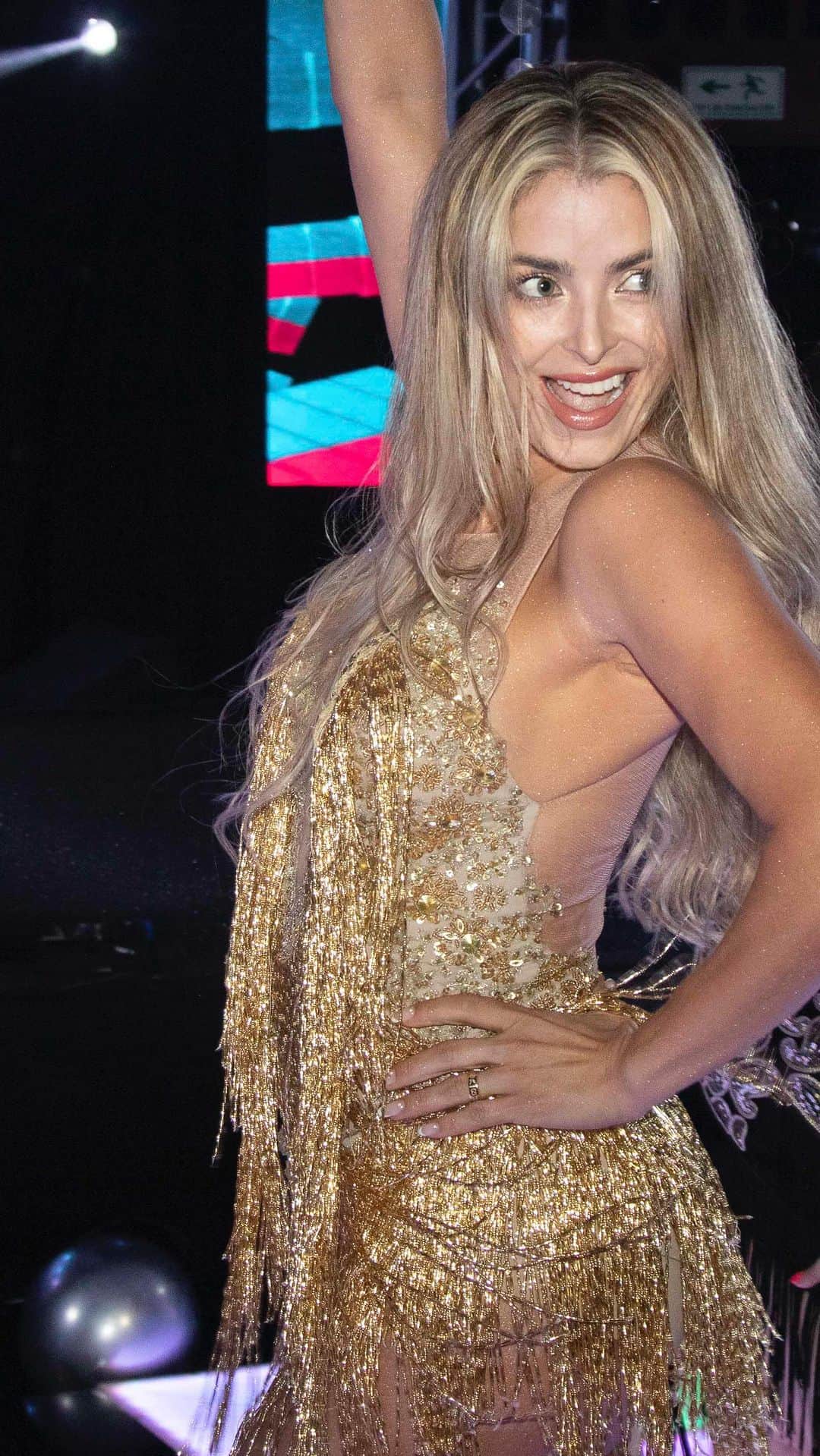 CRISSHURTADOのインスタグラム：「Lo imaginé para mi cumpleaños… Lo visualicé Lo ensayé y… LO LOGRÉ  Si te lo propones, con disciplina lo logras!!!  Gracias de corazón a mis cómplices en este proceso @_camilopardo por enseñarme la disciplina y la pasión por el baile! Gracias a mis niñas hermosas y talentosas @pinkycdance @andrearenasc por su generosidad en la pista!  Todos unos cracks!!  🫶」