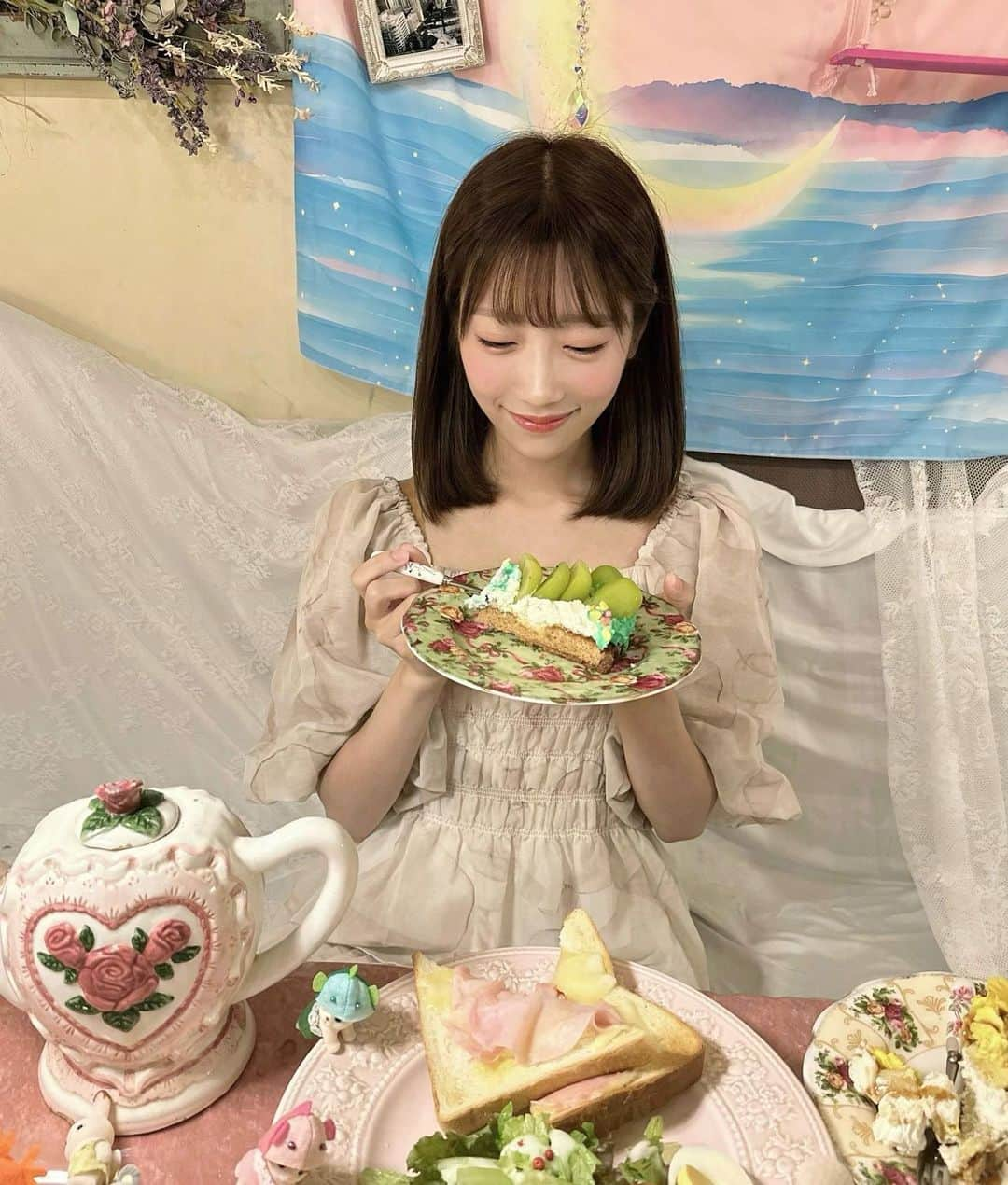 坂本夏海のインスタグラム：「かわいいを過剰摂取 🍰🫖  店内も食器も全てがかわいいの 🥹   #目白カフェ #アコリット #カフェアコリット #目白 #アフタヌーンティー #推し活 #推し活カフェ #シルバニアファミリー #シルバニアファミリーの赤ちゃん #kawaii #tokyocafe #mejirocafe #japanesegirl」