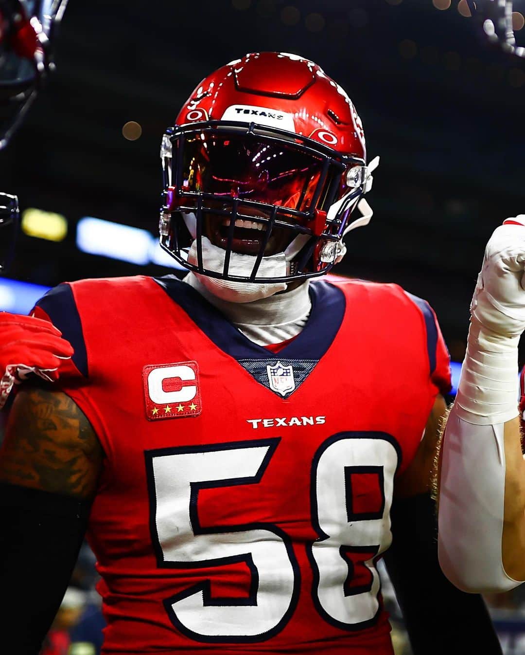 ヒューストン・テキサンズのインスタグラム：「"I think that we have a job not just playing football, but to be role models and to be a helping hand"   ✅ Team captain   ✅ Walter Payton Man of the Year Nominee   Congratulations @christiankirksey on making an impact on and off the field throughout your career 👏」