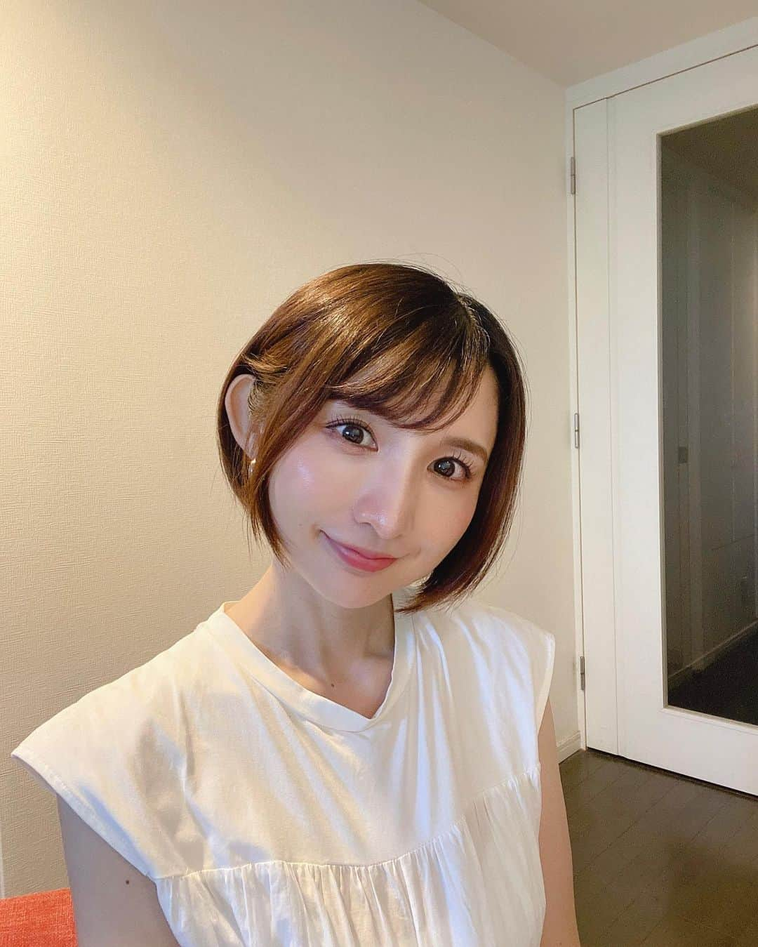 尾崎ナナのインスタグラム：「ずーーっ暑くていつ夏終わるんだろう？と思っていたけど、最近ようやく涼しくなってきましたね😊 温度変化で体調を崩さないよう気をつけて下さいね✨✨  東京中央美容外科渋谷東口院（ @tcb.shibuyahigashi ）で #tcb式小顔美肌再生 を受けてから1週間が経ちました😊  美肌再生と言うだけあって、ほうれい線消滅や小顔だけでなく、お肌の調子がとっても良いです💕 ほんといい事づくし🥹🫶 倉島先生（ @tcb_kurashima_futae ）とっても上手なので、お悩みある方是非相談に行ってみてください☺️✨  #東京中央美容外科 #東京 #渋谷 #糸リフト #小顔整形」