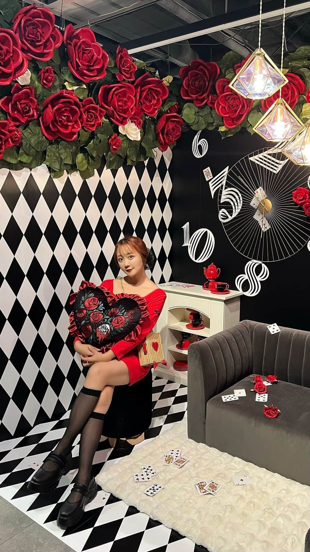 中島絢乃のインスタグラム：「🖤🖤🖤  .  8/25から発売されている ＂VILLAINS NIGHT by Francfranc＂👠💭 ▶︎ @francfranc_official   .  明日 9月22日(金)〜9月25日(月)の4日間限定で、  Francfranc 新宿サザンテラス店 2Fが 5人のディズニーヴィランズの世界観に没入できる 【VILLAINS NIGHT ROOM】になっちゃう🫣🏠🖤💜  ということで、 ご招待いただいて一足お先に体験してきたよ🤫🖤  . .  🐚アースラ 🐾クルエラ 🐦‍⬛マレフィセント 🍎エヴィルクイーン 🌹クイーンオブハート  それぞれからインスパイアされた かわいすぎるアイテムたちと、 Francfrancならではの インテリアコーディネートで造作されたお部屋を 体験できるフォトスポットなのです、、🖤  可愛くてたくさん写真撮っちゃうはず🤳🥹🖤🖤  見れば見るほど こだわりを感じて欲しくなるよ、、、🤤 ぜひ実物の可愛いさを観に行ってね🥹🖤🖤  .  ---------------------------- 【VILLAINS NIGHT ROOM】  📍開催場所 Francfranc 新宿サザンテラス店 2階 東京都渋谷区代々木 2-2-1 新宿サザンテラス内 ✏️開催期間 2023年9月22日（金）~2023年9月25日（月） ✔️開催時間 11:00~20:00 * 新宿サザンテラスに準ずる * 最終日9月25日（月）はイベント開催スペース（2階）のみ18:00 クローズ  ----------------------------  〰〰〰️〰〰〰〰️〰 #ディズニーヴィランズ#villainsnightbyfrancfranc #francfranc #pr」