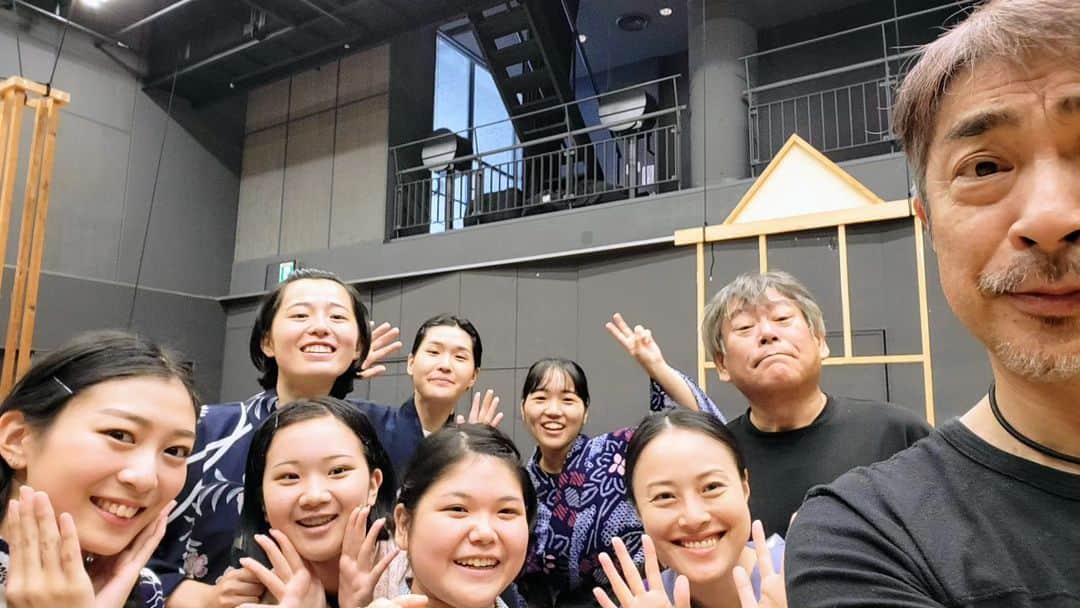 のインスタグラム：「密かに岐阜県可児市にて⁡ 次回出演作⁡「フートボールの時間」 ⁡の稽古にちょいと遅れて合流してます！⁡ ⁡またMILADフォーラム公演で東京戻りますが💦 ⁡なんというか、最近の若い子は芝居が上手い…⁡ ⁡そして、けがれのない心を感じる😳 ⁡もう、汚れきってしまったオジサンには眩し過ぎ😎✨✨⁡⁡ 名作誕生の予感しかない！ ⁡道路挟んで田んぼなところで寝泊まりして芝居漬け！⁡ ⁡MILADの台詞も抜けていかないように気をつけつつオジサンも頑張ります💪😤💦 ⁡ ⁡」