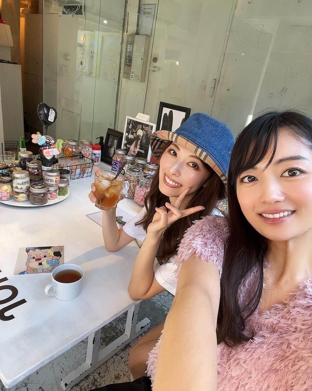 橘ゆりかさんのインスタグラム写真 - (橘ゆりかInstagram)「⁡ このまえアイドリング!!!メンバーと サマーライオンのリハーサルした後に 差し入れでいただいたI'm donut?もぐもぐして すぅちゃんとお茶してきたよ🫖ライオンポーズ🦁 ⁡ このアイス屋さんNewJeansが来たお店なんだって👖 推し活にテンションあがってるすぅちゃんかわいかったぁ🤣💕アイスは売り切れやったけど🥹 ⁡ ⁡ いよいよ今週末！9月23日 土曜日 味の素スタジアム FC東京vsサガン鳥栖の試合で行われる 『東京ドロンパ BIRTHDAY PARTY supported by めちゃコミック』  アイドロング!!!ステージ見にきてくださいね🌈 サマーライオン歌っちゃいます🎤✨ ⁡ 詳しくはFC東京のホームページをご覧ください🔍 ⁡  ⁡ #アイドリング #アイドロング #idoling #idol #森田涼花 ちゃん #橘ゆりか #アイドル #カフェ#newjeans #johnsicecream #imdonut #Burberry #gu #zara」9月21日 23時37分 - yuricalcal