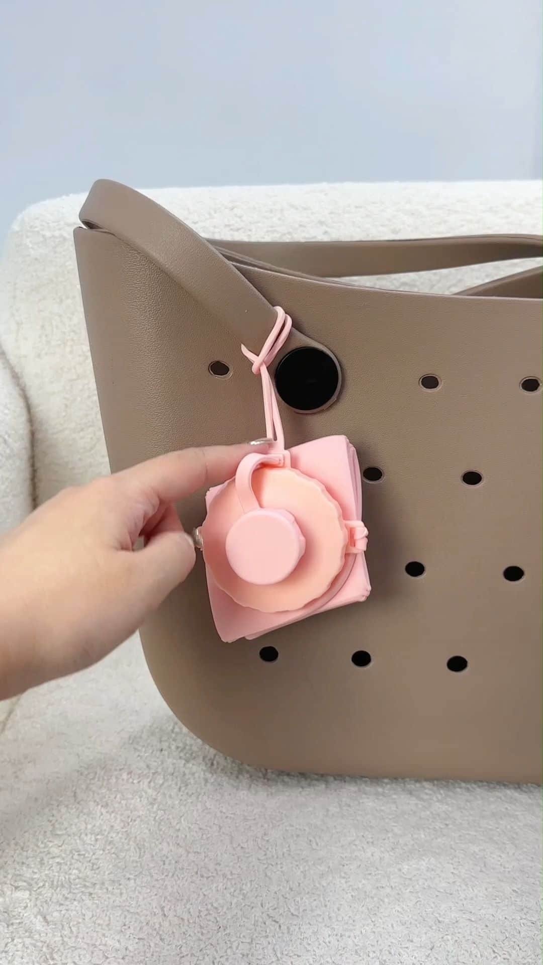 SHEINのインスタグラム：「Need handy H20 to hydrate on the go, but you've got no space for bulky bottles? 🚶‍♀️💧 Meet the ultra-compact, foldable silicone solution 🥤💫  🔎 16576049  #SHEIN #SHEINforAll #SHEINstyle #fashion #chic #saveinstyle」