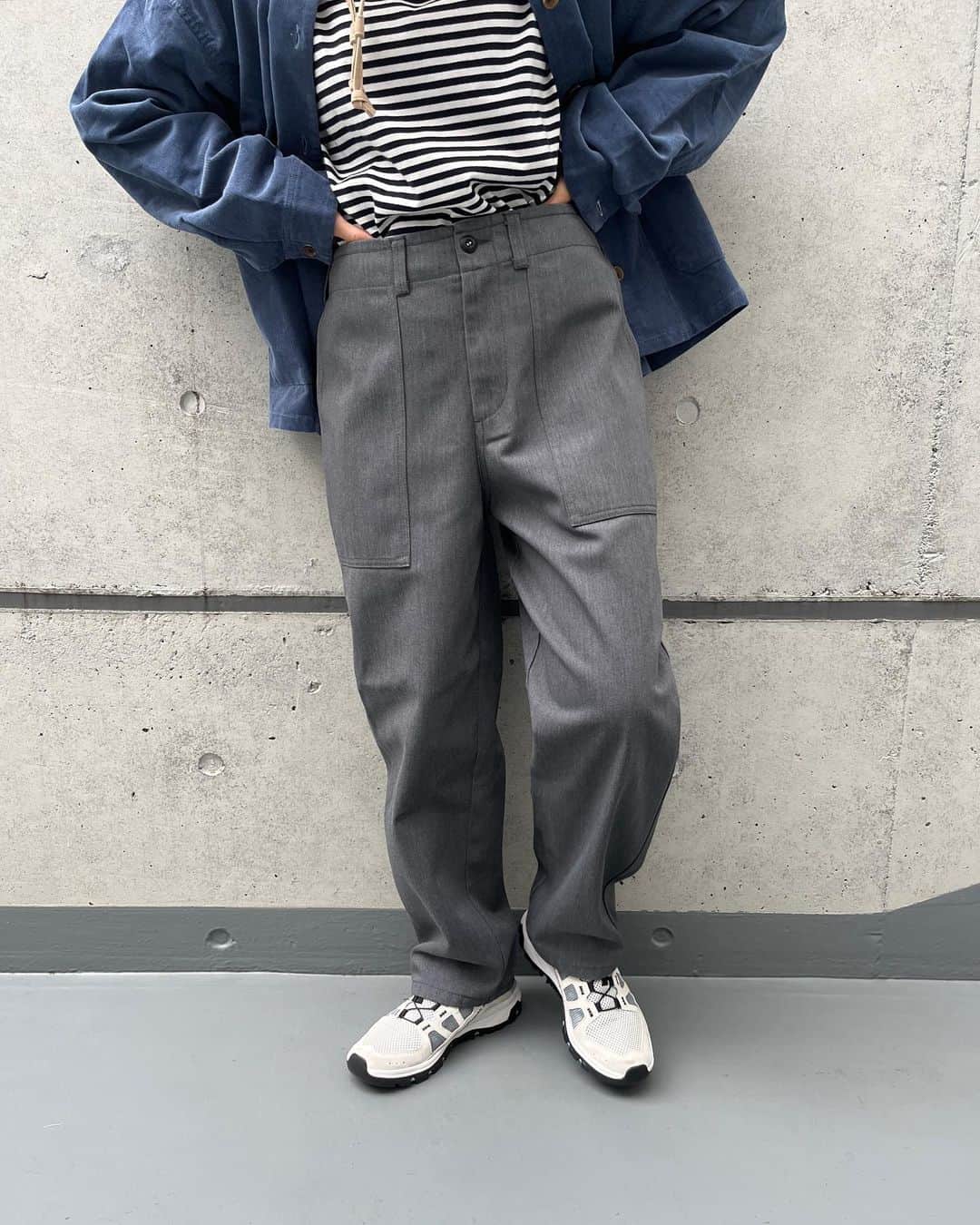 parici_officialのインスタグラム：「. +++強撚サテン ストレートパンツ+++  PAR ICIではちょっと新鮮な細めのパンツ。シンプルな中にも大きめのポケットや腰元のタブなどワークディテールが盛り込まれた1枚です。 強撚サテンのしっとりした質感となめらかさ、少しの光沢がシルエットをきれいに見せてくれて、どんなトップスにも馴染むシーズンレスなパンツです。 ぜひお試しください👖  特にグレーはとっても新鮮です…気になりますね…！👀✨  [PAR ICI] ・50-01-PT-006-23-2 強撚サテン ストレートパンツ ¥16,280  #parici #23aw #ストレートパンツ #パンツスタイル #メンズライク #🍂」