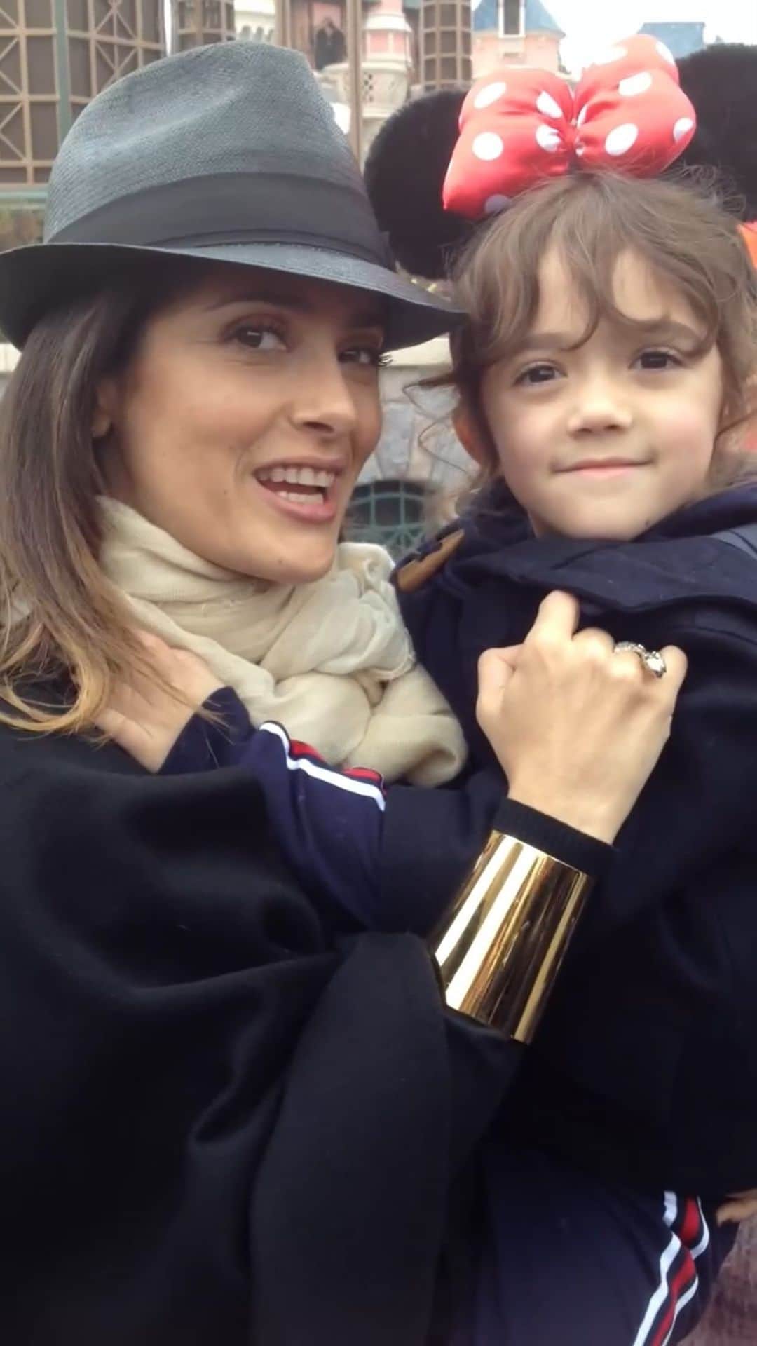 のインスタグラム：「Today my baby turns 16 and my heart is bursting with love, pride and gratitude for the  day you were born. Keep shining your beautiful light shamelessly my lovely girl, even if it blinds the fools. For those of us fortunate enough to have you in our lives, thank you for making us stronger with your courage. For filling our lives with laughter and joy with your wicked wit. For challenging us to grow with your depth. And for inspiring us with your soulfulness every day. Happy sweet 16th Valentina; may this be the sweetest year yet! ♥️  🎵: Fleetwood Mac - Everywhere 2017 Remaster」