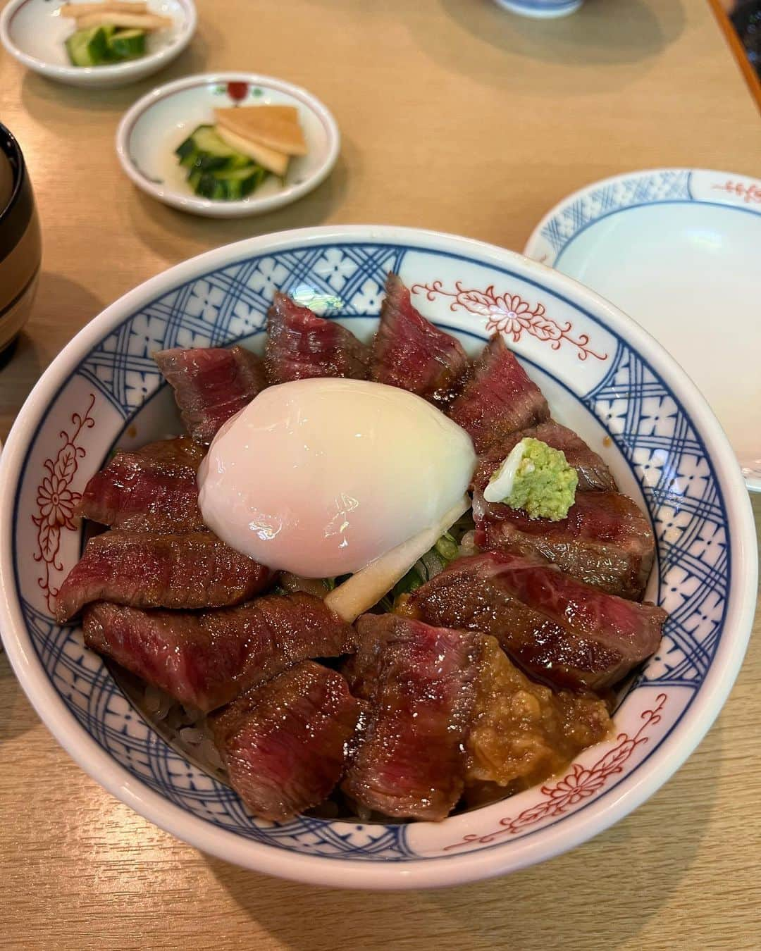 織田千穂さんのインスタグラム写真 - (織田千穂Instagram)「翌朝、朝イチのバス🚌で 熊本市内から阿蘇へ向けて出発ꕀ⋆🚎〃 * 阿蘇に着いてまずレンタカーを借りて🚙 =꒱‧* 向かった先は… 人気のこちら💁‍♀️いまきん食堂🧸𖤐 ´- ステンドグラスがキレイだった！ ここまでは雨もパラパラだったんですが… * 梅雨入り初日を発揮するのは この後…  つづくw 𝓉ℴ 𝒷ℯ 𝒸ℴ𝓃𝓉𝒾𝓃𝓊ℯ𝒹  #熊本 #熊本旅行 #女子旅 #阿蘇」9月21日 23時35分 - chihoda