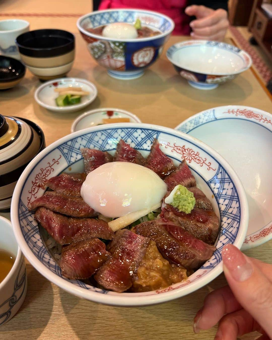 織田千穂さんのインスタグラム写真 - (織田千穂Instagram)「翌朝、朝イチのバス🚌で 熊本市内から阿蘇へ向けて出発ꕀ⋆🚎〃 * 阿蘇に着いてまずレンタカーを借りて🚙 =꒱‧* 向かった先は… 人気のこちら💁‍♀️いまきん食堂🧸𖤐 ´- ステンドグラスがキレイだった！ ここまでは雨もパラパラだったんですが… * 梅雨入り初日を発揮するのは この後…  つづくw 𝓉ℴ 𝒷ℯ 𝒸ℴ𝓃𝓉𝒾𝓃𝓊ℯ𝒹  #熊本 #熊本旅行 #女子旅 #阿蘇」9月21日 23時35分 - chihoda