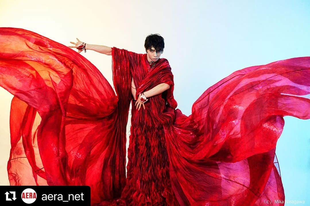 冨沢ノボルさんのインスタグラム写真 - (冨沢ノボルInstagram)「#Repost @aera_net with @use.repost ・・・ 【 NEW 】2023.11.11 発売 『羽生結弦 孤高の原動力』  　稀代のスケーターを、蜷川実花が6つのシチェーションで撮り下ろしました。  　日本を代表する表現者同士が生み出した写真の数々は一枚たりとも見逃せません。全112ページ、孤高の表現者と蜷川実花による唯一無双の写真集をお届けします。  「蜷川さんの視点、受け取りたい雰囲気を考えて挑みました」（羽生結弦コメント）  　蜷川さんとのセッションは3回目です。最近は、羽生結弦という存在にこの服やセットを合わせたときに、どういう構図になるのかを客観視するようになりました。突拍子もないかもしれないですけれど、「この子はどう見られたいのかな」と服の声を聞いたりするようなイメージです。特に、蜷川さんはセットがものすごく凝っていらっしゃるので、そのセットに対してどういう感情や意味をもたせるべきなのか、蜷川さんはどういう視点から写真を撮っていて、どういう雰囲気を受け取りたいのかなと考えながら挑みました。  「羽生さんだから絶対に大丈夫だと確信していました」（蜷川実花コメント）  　羽生さんを撮影していると、ファインダーを覗きながら怖くなる瞬間があります。「この人はどこまでいくんだろう」と底が知れない、内側から出てくる表現力のすさまじさにいつも吸い込まれそうになるというか。表現の幅が広いという言葉では収まらないくらい、人というものを超えた、独特な存在感を持った方です。赤いバラのセットやビッグシルエットの衣装といった、被写体本人のパワーがないと成立しないシチュエーションも多く取り入れています。でも、羽生さんだから絶対に大丈夫だと確信していたし、撮影を終えて、その遥か上を見せていただきました。  ■蜷川実花の完全撮り下ろし！ 6シーン64カットを収録  　真っ赤な衣装、通称“赤マグマ”に身を包み、鬼気迫る表情を見せたかと思えば、美しい藤棚の前で儚げにたたずむ……。6つのシチュエーションから切り取った、これまでに見たことのない羽生さんをお届けします。  　日本を代表する表現者同士が生み出した貴重な写真の数々は一枚たりとも見逃せません。2023年8月7日発売「AERA8月14-21日合併」で大きな話題を呼んだ「赤バラ」「青傘」の未公開ショットもお楽しみに。  ■羽生結弦 独占インタビューを完全収録  　昨夏、プロフィギュアスケーターとして新たにスタートを切るや、数々のチャレンジを重ね、史上初の東京ドーム単独公演を実現。11月には自身初となる単独ツアーを控えるなど、フィギュアスケートに新たな歴史を刻み続けている羽生さん。自ら道を切り拓いてきた１年を振り返りながら、そこで得た収穫やスケートへの思い、見えてきた可能性まで、語りつくしたインタビューを余すところなく収録しました。聞き手には、スポーツライターの松原孝臣さんを迎えています。  ■プロ転向1年 アイスショー全記録  　プロ転向後、初の単独アイスショー「プロローグ」から、3万5千人を観客動員した東京ドーム公演「GIFT」、ゆかりの深いスケーターやゲストを迎えて行った「notte stellata」と、プロスケーターとして3つの公演を完徹。そして出演した「スターズ・オン・アイス」、毎年恒例の「ファンタジー・オン・アイス」の5公演について、写真とともに記録します。  ■羽生結弦に聞く　100問100答  　撮影の合間を縫って、羽生さんに100の質問をお聞きしました。「好きな駄菓子」「行ってみたい場所」「子どもの頃好きだった遊具」「持っているなかで一番大きなプーさんのサイズ」などカジュアルな質問から、「スケートをしていてよかったと思う瞬間」「10年後は何をしている？」など100問に回答。どの答えからも、羽生さんのまっすぐな人柄が伝わってきます。  ■撮影ドキュメント263分  　蜷川実花が撮り下ろした263分を13のオフショットとともに、誌上でお届けします。メイクルームに入る前に、「先にあいさつを」とスタッフのもとを訪ねるシーンやフィッティングの様子、撮影時のやりとりまで記録しました。唯一無二の写真が生まれた裏側をご覧ください。  【CONTENTS】  ・羽生結弦×蜷川実花　全6ポーズ64カット ・羽生結弦独占インタビュー ・羽生結弦プロ転向1年 アイスショー全記録 ・羽生結弦に聞く 100問100答 ・撮影ドキュメント263分 ・蜷川実花 セッションを終えて ・羽生結弦と伴走する3人のクリエーターが語る素顔 ・東京ドーム単独公演「GIFT」 会見一問一答 ……etc．（内容は変更になる場合があります）  【ご注文の際はこちらをお伝えいただくとスムーズです】 『羽生結弦　孤高の原動力』（AERA特別編集） ISBN：978-4-02-332350-6 予価：4400円（本体4000円＋税10％） 発売日：2023年11月11日（土曜日） A4変上製  112ページ https://www.amazon.co.jp/dp/4023323500/  #羽生結弦 #蜷川実花 #YuzuruHanyu #MikaNinagawa #孤高の原動力」9月21日 23時46分 - noboruok