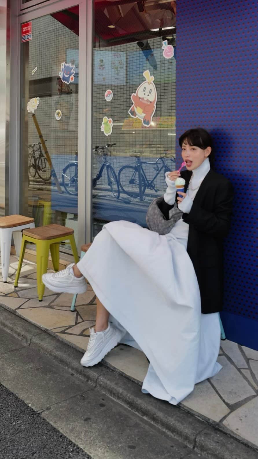 JUNNAのインスタグラム：「@etretokyo_hana と @31icecream_japan 🍨  店内はピカチュウがいっぱい💛 やっぱりポッピングシャワー🚿  アイスブルーのセットアップを着て🩵 #ETREホールガーメントサムホールハイネックニットプルオーバー #ETREニットボリュームスカート jacket/ @maisontherow #therow sneaker/ @oao_footwear  bag/ @newbottega #BottegaVeneta  #etretokyo#サーティワン」
