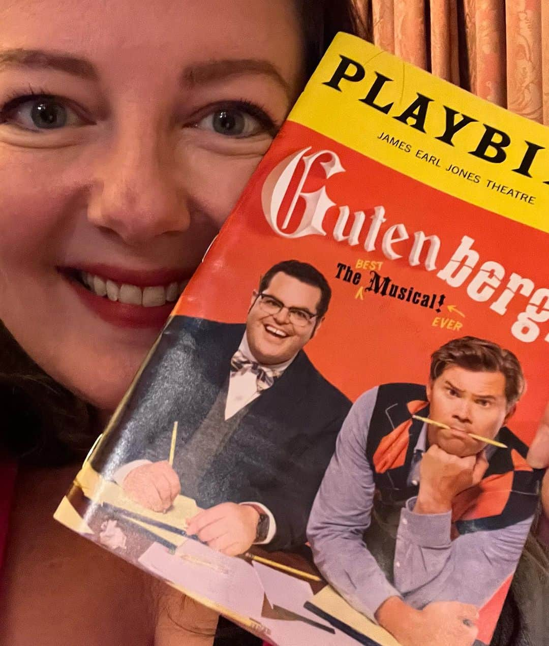 ズザンナ・シャコフスキーのインスタグラム：「TFW your best friend is absolutely genius and brilliantly funny and back on Broadway with the marvelous @joshgad 😊 @andrewrannells @gutenbergbway」