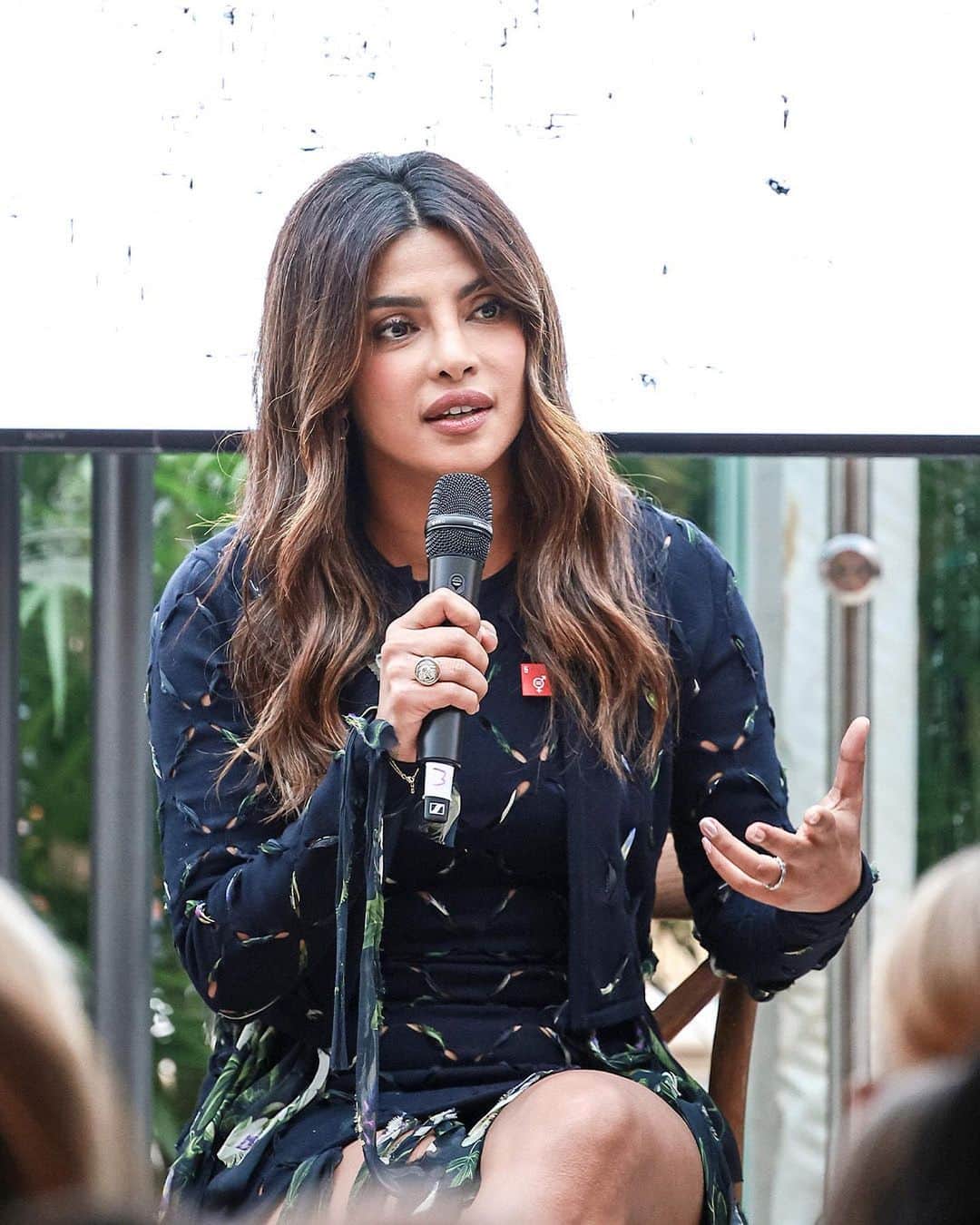 ヴィクトリアズ・シークレットのインスタグラム：「On September 18, Victoria’s Secret and @priyankachopra hosted a panel and reception on gender equality alongside Project Everyone (@theglobalgoals).     The purpose of the event was to unite industry leaders, influencers, and decision makers to accelerate action and progress towards SDG 5 (goal five): gender equality. The panel featured Dr. Lisa Newman, Chief, Section of Breast Surgery, New York-Presbyterian/Weill Cornell Medical Center, Christy Tostevin, SVP VS&CO Communications and Community Relations, as well as Priyanka Chopra Jonas. The panel was moderated by Trisch Smith, Global Chief Diversity, Equity and Inclusion Officer at Edelman.     To learn more about what was discussed, The Tour Impact Fund, and other initiatives, head to #VSNow via the link in our bio.」