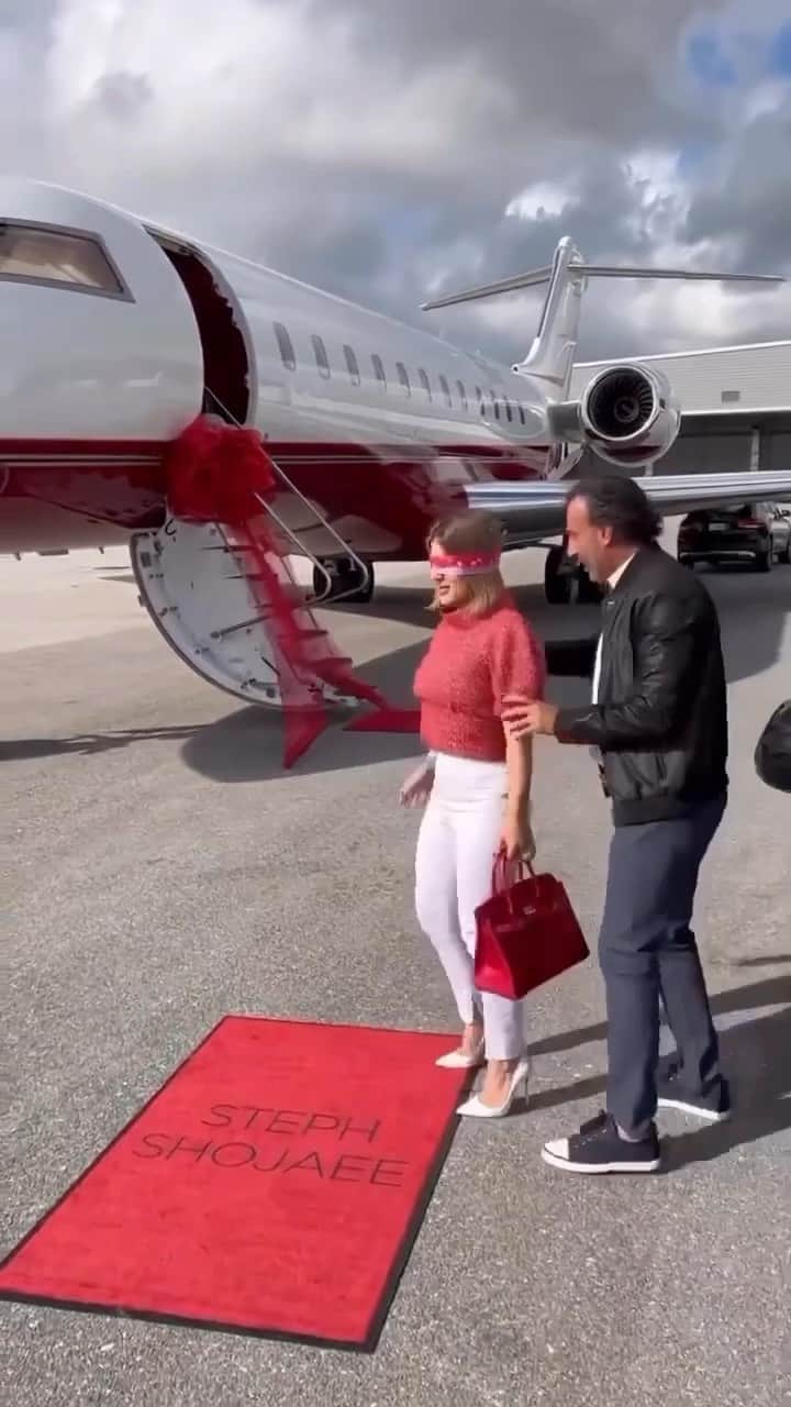 The Luxury Lifestyle Magazineのインスタグラム：「Couple Goals 💝 Tag someone you’d gift a Private Jet 🛩️🎁   Video by: @stephshojaee」