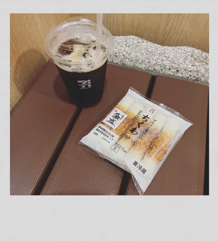 かせきさいだぁのインスタグラム：「今日も23日のミニライブのリハーサル❤️ちくわ食べて頑張りました〜笑」