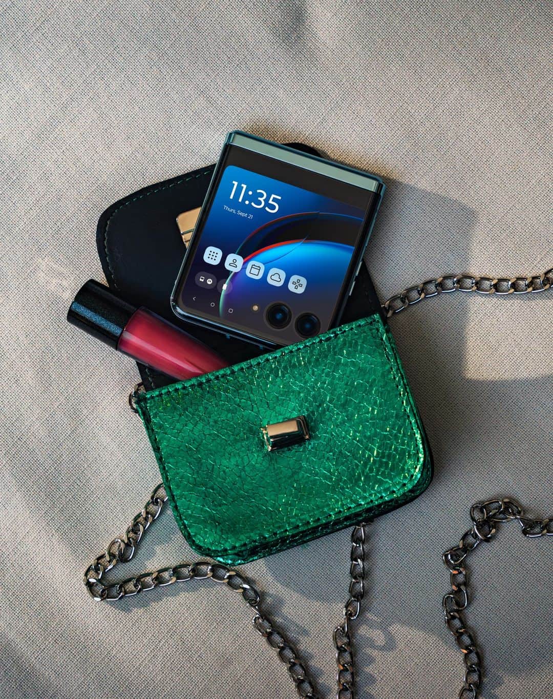 モトローラのインスタグラム：「Do you remember... Flippin' on your motorola razr? ✨ #razr #FlipTheScript #September」