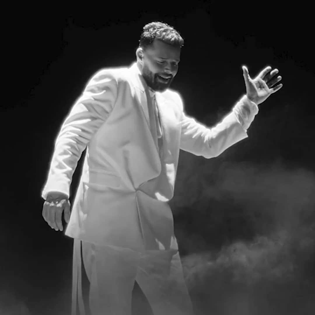 Vevoのインスタグラム：「Heaven, we've arrived 🕊️   @Ricky_Martin enlists Regional Mexican star Christian @Nodal to turn his 1995 classic "Fuego de Noche, Nieve de Día" into a soaring ranchera. Hit the link to watch!  ⠀⠀⠀⠀⠀⠀⠀⠀⠀ ▶️ [Link in bio] #rickymartin #nodal #christiannodal」