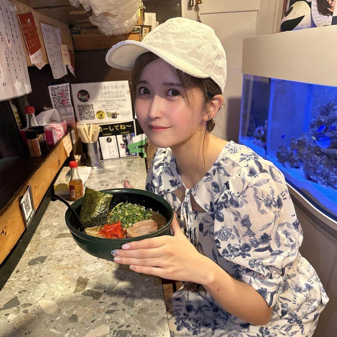 のインスタグラム：「代田橋にある 世界の龍ちゃんよしき坊本店で 秀吉担々麺と、泡系博多豚骨頂きました😋🍜  濃厚なゴマのコクと旨味！ チャーシューも柔らかくて美味しかったです🥰 ゴマダレや、花椒油、マー油などで 味変もできて最後まで色んな味で楽しめたよー！ 友達と半分こして豚骨も食べたけど美味しかった🍜  ※雨だったから帽子に水滴ついてます🤣  PR @conekuribattamon #世界の龍ちゃんよしき坊本店 #秀吉担々麺 #杉並ラーメン #杉並グルメ #代田橋グルメ #代田橋ラーメン #代田橋ランチ」