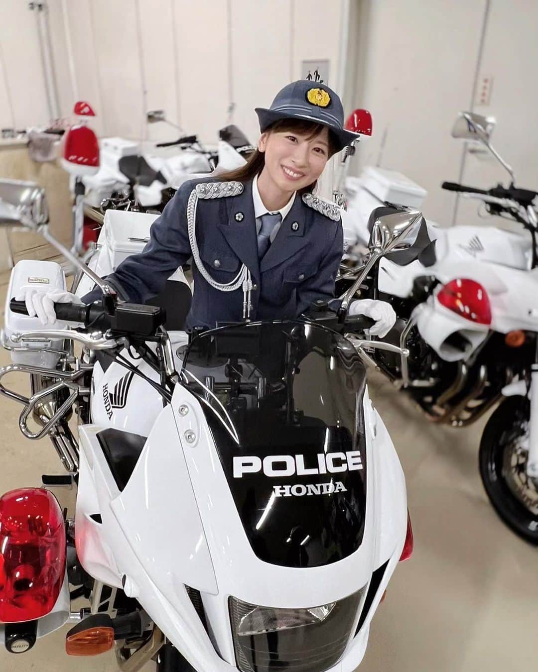 皆藤愛子のインスタグラム：「❤︎ 一日大崎警察署長を務めさせていただきました。ありがとうございました✨ 9月21日〜30日の期間、秋の全国交通安全運動が実施されています👮」