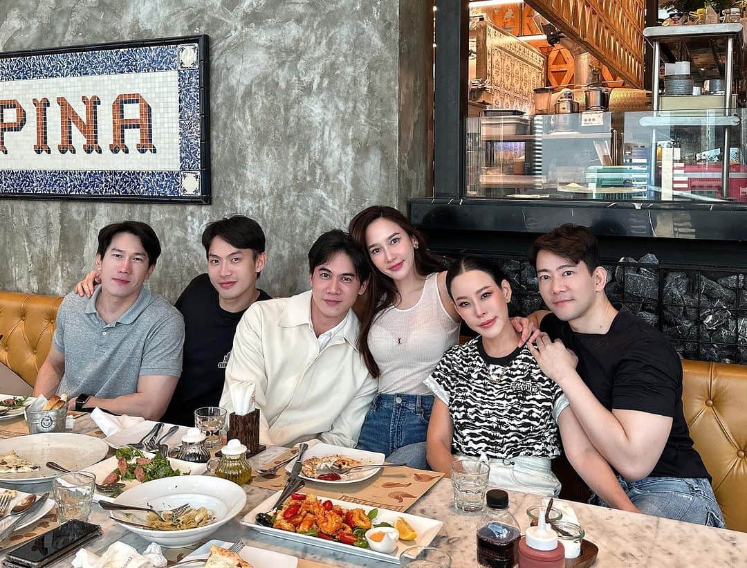 アム・パチャラパーのインスタグラム：「นัดกินข้าวเบาๆย้อนหลังวันเกิดเพื่อนรัก ❤️ @pop_khamgasem」