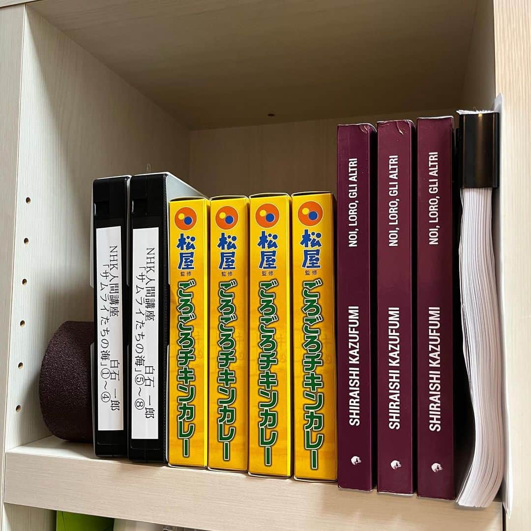 白石一文さんのインスタグラム写真 - (白石一文Instagram)「本棚に置かれていた。#松屋のカレー」9月21日 23時50分 - s.kazu2017