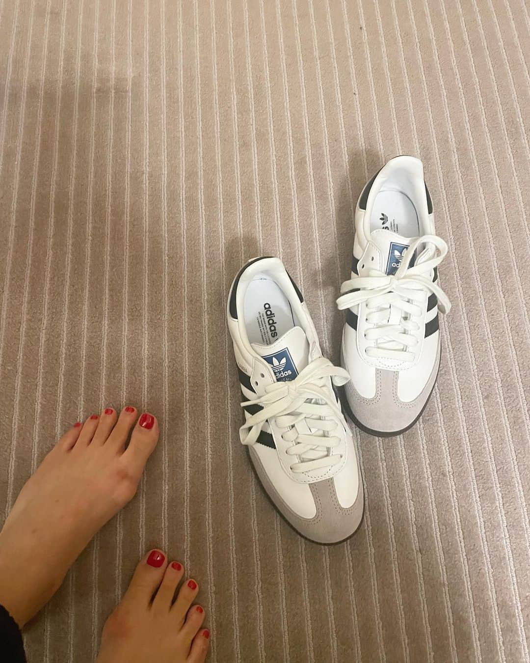 中林美和のインスタグラム：「最近のお気に入り👟🫶🏼  あちこち行きたくて、 気づいたら毎日10km以上歩いてた🤣  #adidas#adidassamba#spain#👟#🇪🇸 @adidas」