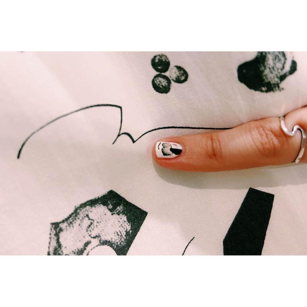 雪浦聖子さんのインスタグラム写真 - (雪浦聖子Instagram)「展示会レポートスタート。 初日独特の走りきった後のふわふわ感でお出迎えしてしまったけれどみなさま優しくて、ただただ楽しい。 可愛い着方を見つけてもらえて、褒めてもらって、（毎回書いてる気がするけど）見てもらって着てもらって服が育っていくのを今回も感じる。 時間作って洋服見に来てもらえるの本当に幸せ、ありがとうございます。  つめをぬるひと、つめさんが来てくださって、早速今季のコレクションを爪にしてきてくださった。 私がものすごい時間をかけて（しかもちょっと特別な絵の具を使って、半分絵の具が描いてくれた感じ）かけた絵を小さな小指の先にエナメルで表現してて（しかも短時間で。お昼前に公開した写真を見て昼過ぎにはもう完成してたそう）毎度のことながらすごすぎる。 えみこさんと3人でお団子食べておしゃべりしたのも良い時間。  写真10枚目は昨日載せそびれた撮影の集合写真。 楽しかったなあ…！本当にみなさまありがとうございました！」9月21日 23時52分 - sneeuw_y