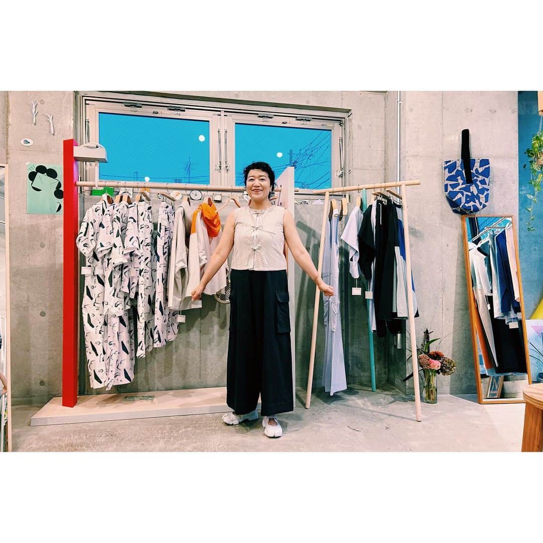 雪浦聖子さんのインスタグラム写真 - (雪浦聖子Instagram)「展示会レポートスタート。 初日独特の走りきった後のふわふわ感でお出迎えしてしまったけれどみなさま優しくて、ただただ楽しい。 可愛い着方を見つけてもらえて、褒めてもらって、（毎回書いてる気がするけど）見てもらって着てもらって服が育っていくのを今回も感じる。 時間作って洋服見に来てもらえるの本当に幸せ、ありがとうございます。  つめをぬるひと、つめさんが来てくださって、早速今季のコレクションを爪にしてきてくださった。 私がものすごい時間をかけて（しかもちょっと特別な絵の具を使って、半分絵の具が描いてくれた感じ）かけた絵を小さな小指の先にエナメルで表現してて（しかも短時間で。お昼前に公開した写真を見て昼過ぎにはもう完成してたそう）毎度のことながらすごすぎる。 えみこさんと3人でお団子食べておしゃべりしたのも良い時間。  写真10枚目は昨日載せそびれた撮影の集合写真。 楽しかったなあ…！本当にみなさまありがとうございました！」9月21日 23時52分 - sneeuw_y