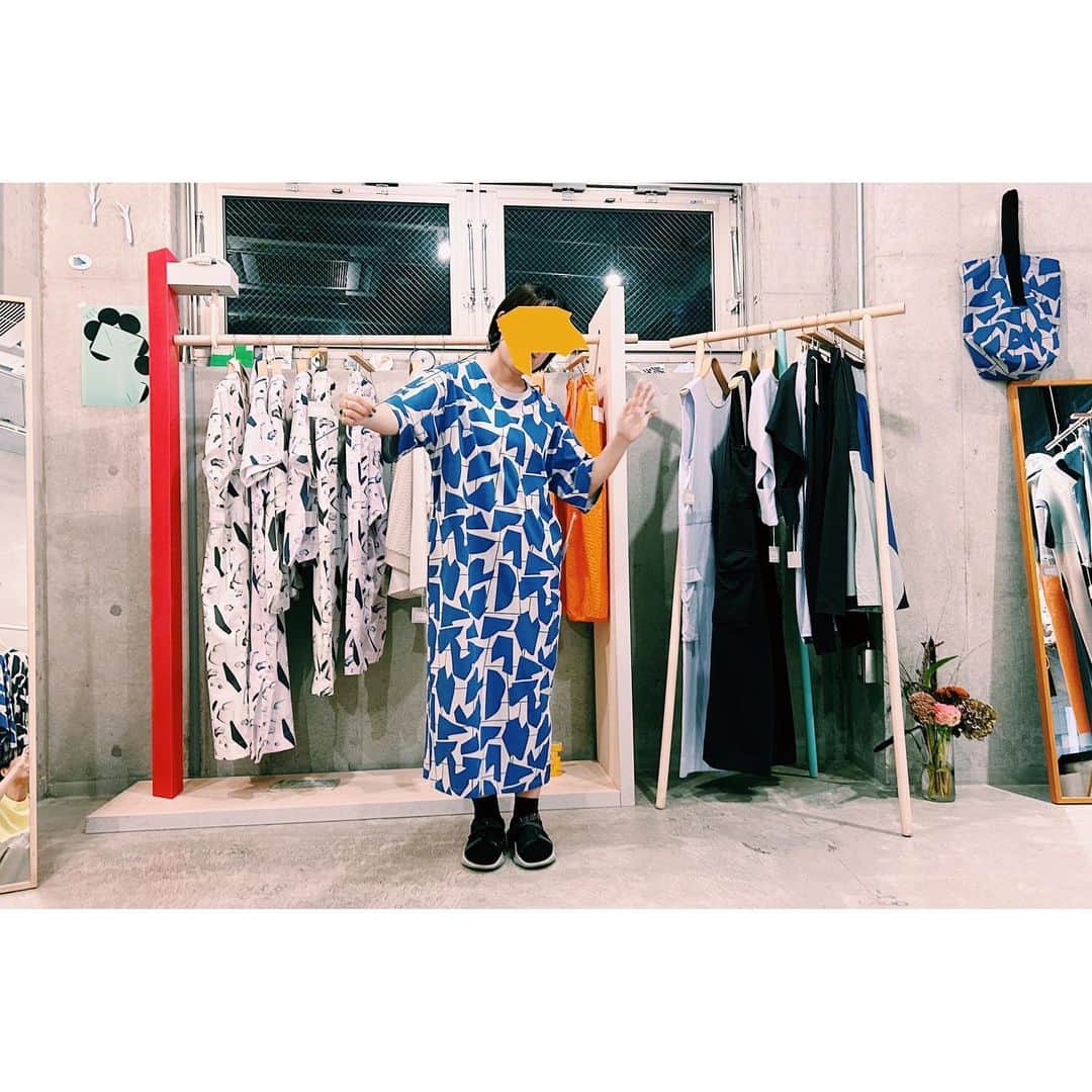 雪浦聖子さんのインスタグラム写真 - (雪浦聖子Instagram)「展示会レポートスタート。 初日独特の走りきった後のふわふわ感でお出迎えしてしまったけれどみなさま優しくて、ただただ楽しい。 可愛い着方を見つけてもらえて、褒めてもらって、（毎回書いてる気がするけど）見てもらって着てもらって服が育っていくのを今回も感じる。 時間作って洋服見に来てもらえるの本当に幸せ、ありがとうございます。  つめをぬるひと、つめさんが来てくださって、早速今季のコレクションを爪にしてきてくださった。 私がものすごい時間をかけて（しかもちょっと特別な絵の具を使って、半分絵の具が描いてくれた感じ）かけた絵を小さな小指の先にエナメルで表現してて（しかも短時間で。お昼前に公開した写真を見て昼過ぎにはもう完成してたそう）毎度のことながらすごすぎる。 えみこさんと3人でお団子食べておしゃべりしたのも良い時間。  写真10枚目は昨日載せそびれた撮影の集合写真。 楽しかったなあ…！本当にみなさまありがとうございました！」9月21日 23時52分 - sneeuw_y
