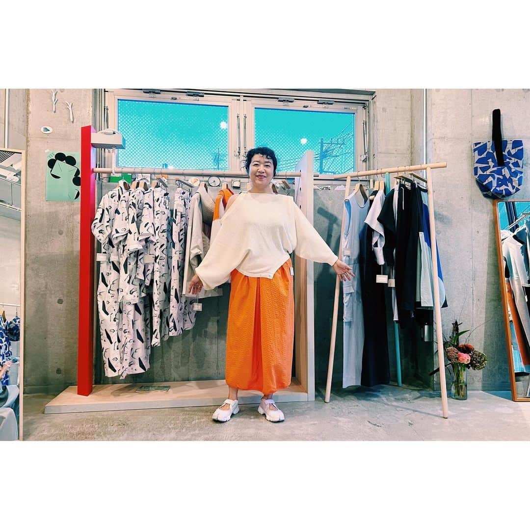 雪浦聖子さんのインスタグラム写真 - (雪浦聖子Instagram)「展示会レポートスタート。 初日独特の走りきった後のふわふわ感でお出迎えしてしまったけれどみなさま優しくて、ただただ楽しい。 可愛い着方を見つけてもらえて、褒めてもらって、（毎回書いてる気がするけど）見てもらって着てもらって服が育っていくのを今回も感じる。 時間作って洋服見に来てもらえるの本当に幸せ、ありがとうございます。  つめをぬるひと、つめさんが来てくださって、早速今季のコレクションを爪にしてきてくださった。 私がものすごい時間をかけて（しかもちょっと特別な絵の具を使って、半分絵の具が描いてくれた感じ）かけた絵を小さな小指の先にエナメルで表現してて（しかも短時間で。お昼前に公開した写真を見て昼過ぎにはもう完成してたそう）毎度のことながらすごすぎる。 えみこさんと3人でお団子食べておしゃべりしたのも良い時間。  写真10枚目は昨日載せそびれた撮影の集合写真。 楽しかったなあ…！本当にみなさまありがとうございました！」9月21日 23時52分 - sneeuw_y