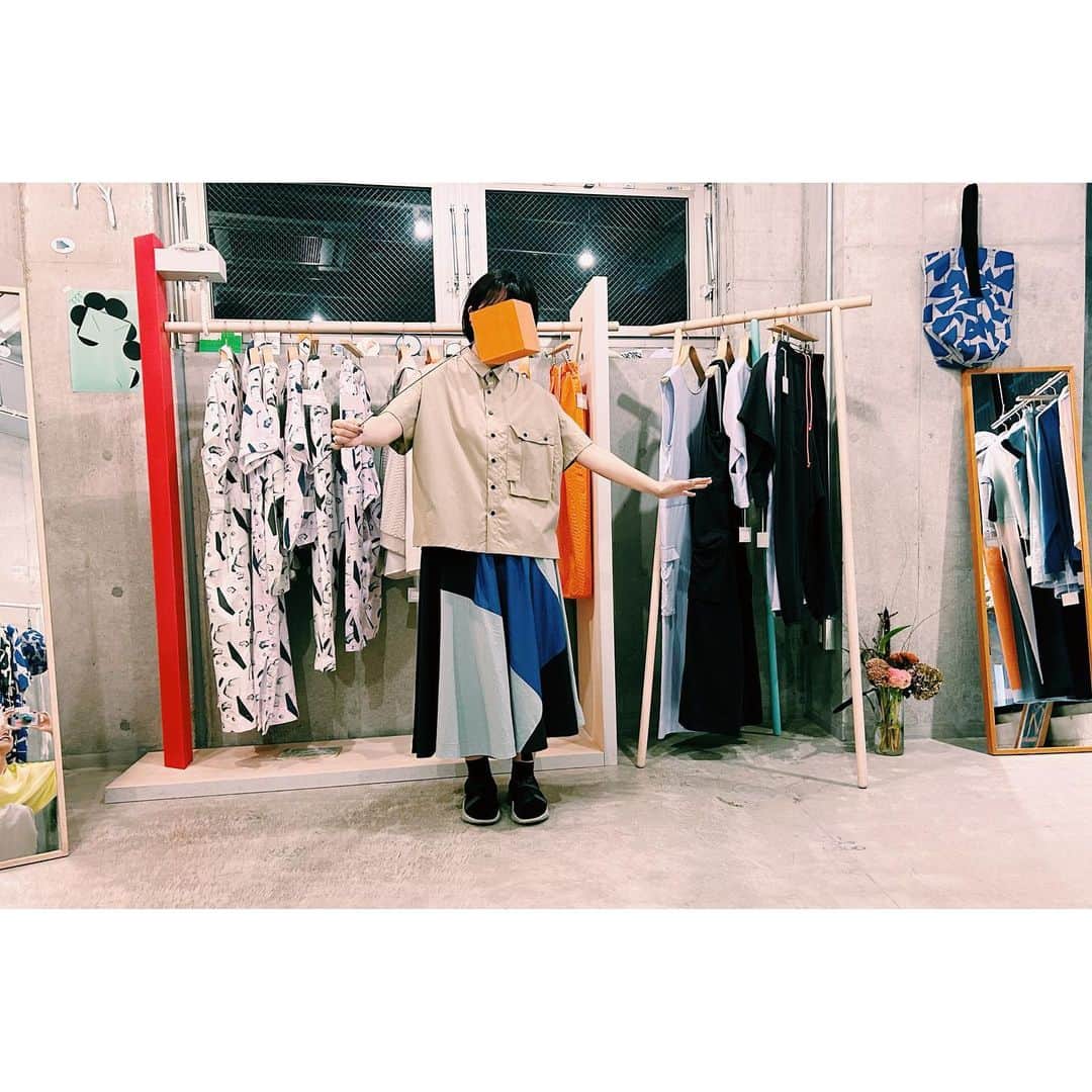 雪浦聖子さんのインスタグラム写真 - (雪浦聖子Instagram)「展示会レポートスタート。 初日独特の走りきった後のふわふわ感でお出迎えしてしまったけれどみなさま優しくて、ただただ楽しい。 可愛い着方を見つけてもらえて、褒めてもらって、（毎回書いてる気がするけど）見てもらって着てもらって服が育っていくのを今回も感じる。 時間作って洋服見に来てもらえるの本当に幸せ、ありがとうございます。  つめをぬるひと、つめさんが来てくださって、早速今季のコレクションを爪にしてきてくださった。 私がものすごい時間をかけて（しかもちょっと特別な絵の具を使って、半分絵の具が描いてくれた感じ）かけた絵を小さな小指の先にエナメルで表現してて（しかも短時間で。お昼前に公開した写真を見て昼過ぎにはもう完成してたそう）毎度のことながらすごすぎる。 えみこさんと3人でお団子食べておしゃべりしたのも良い時間。  写真10枚目は昨日載せそびれた撮影の集合写真。 楽しかったなあ…！本当にみなさまありがとうございました！」9月21日 23時52分 - sneeuw_y