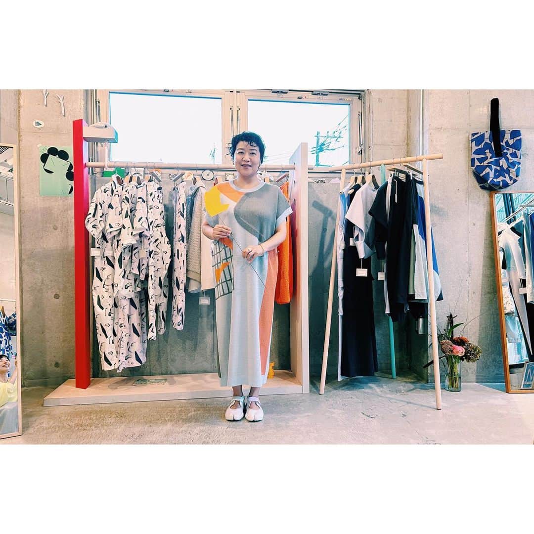 雪浦聖子さんのインスタグラム写真 - (雪浦聖子Instagram)「展示会レポートスタート。 初日独特の走りきった後のふわふわ感でお出迎えしてしまったけれどみなさま優しくて、ただただ楽しい。 可愛い着方を見つけてもらえて、褒めてもらって、（毎回書いてる気がするけど）見てもらって着てもらって服が育っていくのを今回も感じる。 時間作って洋服見に来てもらえるの本当に幸せ、ありがとうございます。  つめをぬるひと、つめさんが来てくださって、早速今季のコレクションを爪にしてきてくださった。 私がものすごい時間をかけて（しかもちょっと特別な絵の具を使って、半分絵の具が描いてくれた感じ）かけた絵を小さな小指の先にエナメルで表現してて（しかも短時間で。お昼前に公開した写真を見て昼過ぎにはもう完成してたそう）毎度のことながらすごすぎる。 えみこさんと3人でお団子食べておしゃべりしたのも良い時間。  写真10枚目は昨日載せそびれた撮影の集合写真。 楽しかったなあ…！本当にみなさまありがとうございました！」9月21日 23時52分 - sneeuw_y