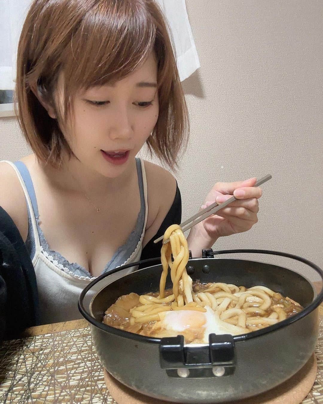 釘町みやびのインスタグラム：「🍲  すき焼き、3日目です！笑  1日目は牛肉たっぷり！野菜たっぷり！ 2日目は肉ちょろ、野菜たっぷり！ 3日目はもうほろほろよ！笑  味が強かったので少しお水で薄めて 卵とおうどん入れて煮込みました〜☺️✨ これ、きしめんでやりたかったなぁ、、  でもめちゃくちゃに美味しかった🥹🥹🥹  お昼の配信ですきやきのお話したら、 夏場の3日目は危険だよ〜と言われましたが とりあえずお腹は全然大丈夫そうです🫶🏻🩷🩷  ちなみに今回はおうどん2玉ではなく、 うどん＋〆の卵かけご飯を食しました🍳 𓈒𓂂𓏸  はぁ、、最高🤍🤍🤍  つぎは何鍋にしようか、楽しみです🍲✨  ． ．  #食いしん坊  #すき焼き  #おうちごはん  #ぼっち飯  #簡単レシピ  #うどん  #麺スタグラム  #大人女子  #彼女感  #むっちり  #ひょっこりはん  #生足  #裸足  #足指  #美脚  #モデル  #食べるの大好き  #udon  #baresoles  #feet  #cooking」