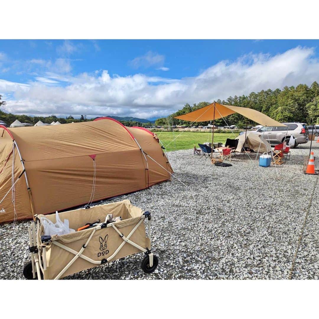 鬼頭由芽さんのインスタグラム写真 - (鬼頭由芽Instagram)「キャンプに行った時の。  前から行きたかった山梨県の「moss camp field」へ✨ 管理棟やカフェスペース、お手洗いもとにかく綺麗でオシャレ🥺 テントじゃなくキャビンの宿泊スペースもあったから 初心者の方もきっと挑戦しやすいキャンプ場だと思います。 テントエリアも目の前が美しい芝生で 子供たちがたくさん遊んでました✨  朝には目の前にとんでもなく綺麗な富士山も見られて感動です。  今回、女の子がいるご家族と一緒に行ったんだけど 遊んでいる間ずっと野花を愛でていて 毎回キャンプのたびに花瓶を持参してお花を飾っていると聞き 子供によってこんなに遊び方が違うのかと感動しました😂  今回は山梨県だし「ほうとう」のお鍋を作って食べたんだけど キャンプで鍋、ラクだし美味しいし、良いな！笑  またたくさんキャンプも行きたいなー☺️」9月22日 0時03分 - xxyumeyumexx