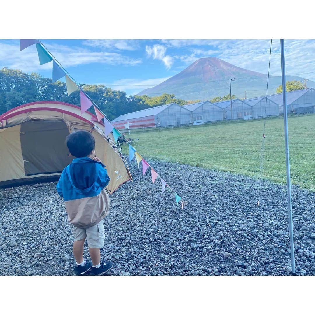 鬼頭由芽のインスタグラム：「キャンプに行った時の。  前から行きたかった山梨県の「moss camp field」へ✨ 管理棟やカフェスペース、お手洗いもとにかく綺麗でオシャレ🥺 テントじゃなくキャビンの宿泊スペースもあったから 初心者の方もきっと挑戦しやすいキャンプ場だと思います。 テントエリアも目の前が美しい芝生で 子供たちがたくさん遊んでました✨  朝には目の前にとんでもなく綺麗な富士山も見られて感動です。  今回、女の子がいるご家族と一緒に行ったんだけど 遊んでいる間ずっと野花を愛でていて 毎回キャンプのたびに花瓶を持参してお花を飾っていると聞き 子供によってこんなに遊び方が違うのかと感動しました😂  今回は山梨県だし「ほうとう」のお鍋を作って食べたんだけど キャンプで鍋、ラクだし美味しいし、良いな！笑  またたくさんキャンプも行きたいなー☺️」