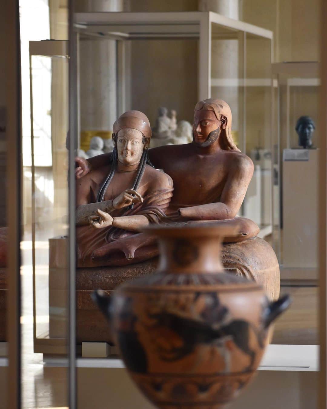 のインスタグラム：「. 🇫🇷 Rien de prévu ce week-end ? Voyagez à travers deux millénaires d’Histoire !   - 🏺 Au cœur du parcours du département des Antiquités grecques, étrusques et romaines, douze salles viennent de rouvrir ! Retrouvez des œuvres iconiques du musée dans des espaces fraichement rénovés.   - 👀 Venez admirer le sarcophage des époux dans la salle des Séances, flâner au travers des céramiques grecques dans la Galerie Campana et n’oubliez pas de lever les yeux sous le plafond restauré de la Salle des Sept Cheminées !  ∴ 🌎 No plans this weekend? Travel through two millennia of history!  - 🏺 At the heart of the Greek, Etruscan and Roman Antiquities department, twelve rooms have just reopened! Rediscover the museum's iconic works in freshly renovated spaces.  - 👀 Come and admire Sarcophagus of the Spouses in the Salle des Séances, stroll through the Greek ceramics in the Galerie Campana and don't forget to look up under the restored ceiling in the Salle des Sept Cheminées!  - 📷 © Musée du Louvre / Nicolas Bousser  . . . #Louvre #MuséeDuLouvre」