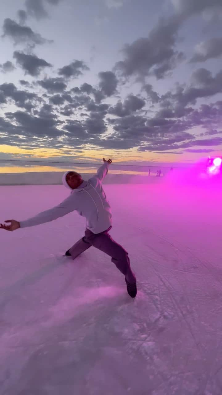 エラッジ・バルデのインスタグラム：「This time last year I was shooting my first global campaign with @canadagoose. It was one of the most surreal experiences of my life to skate on a rink that was custom made for us in the salt flats. I was honored to share the spotlight with my talented friends who represent so much diversity within our figure skating world. It’s inspiring to see where we have been able to take the sport. Thank you to everyone who has been part of this journey✊🏽  Videography | @mae_meite」