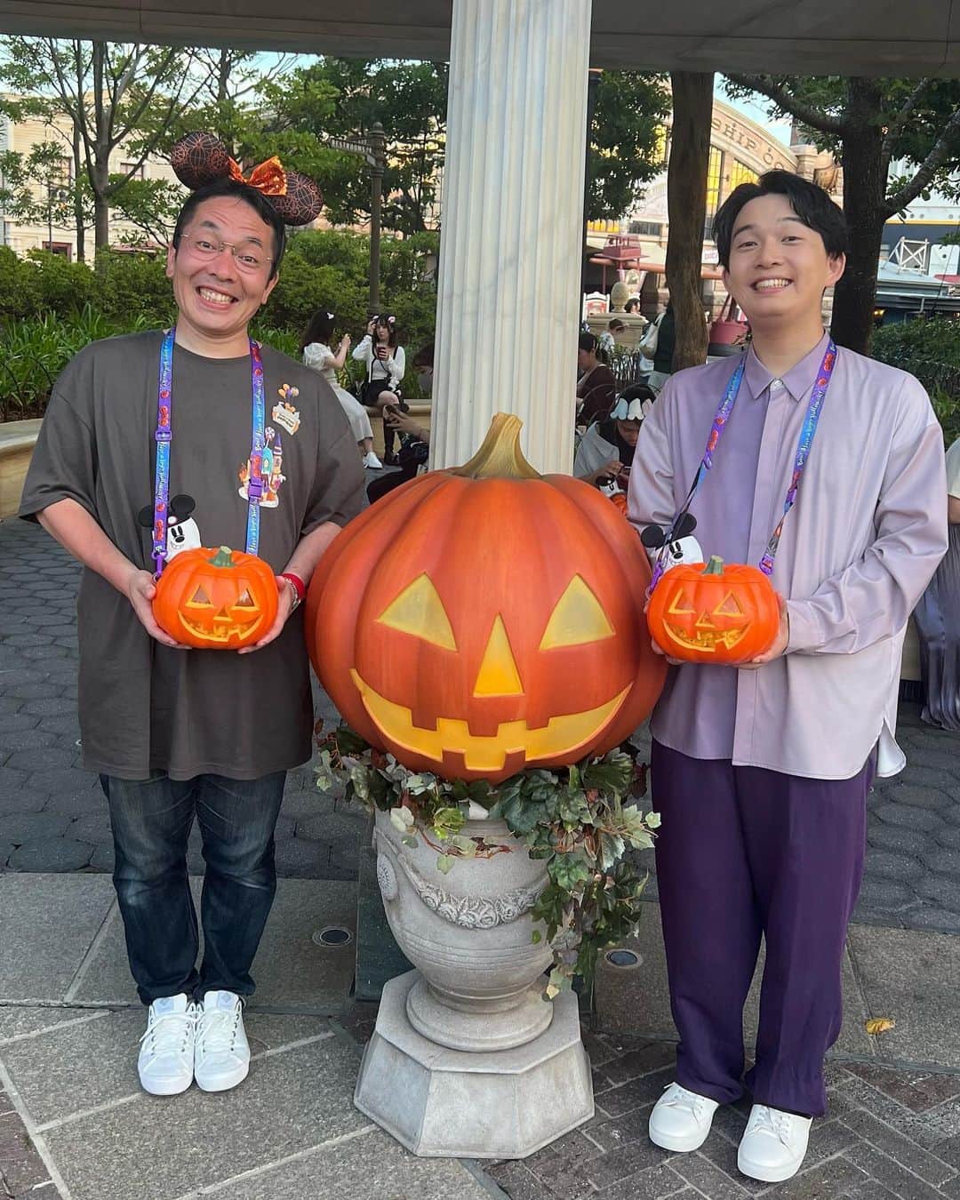 上田昌幸のインスタグラム：「先日ディズニーハロウィーンのロケを声優の梅田修一朗さんと行ってきました🤗🎃  パレードやハロウィンフードにフォトスポットなどなど大満喫のロケでした✨  『私ときどきレッサーパンダ』で声優もしてる梅田さんと移動や休憩で終始ディズニートークが止まらず。  スタッフさんに『お話し中ごめんなさい🙏』と何度言われたか😂  この模様は今日発売の雑誌『女性セブン』にぜひご覧ください♪  #女性セブン #ディズニーハロウィーン #梅田修一朗 さん #楽しすぎたロケでした🤗 #今年のカボチャのポプバが可愛すぎて #めちゃくちゃ日焼けしてるわ💦 #トイレ行きたい」