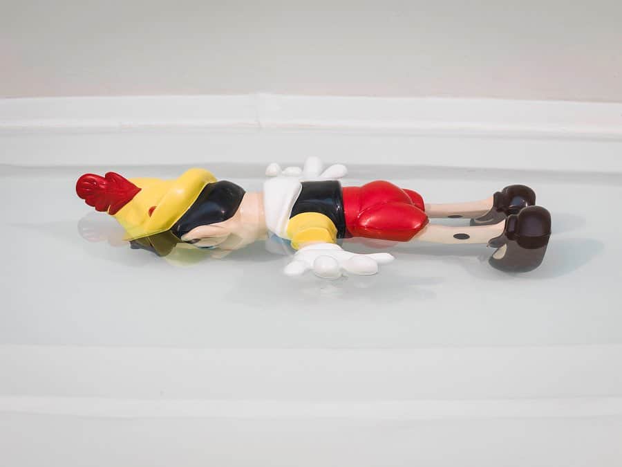 のインスタグラム：「Maurizio Cattelan is a renowned Italian artist known for his provocative work that challenges conventional norms and provokes discussion on themes like mortality, consumerism, and the absurdity of modern society.  "Daddy, Daddy" (2008), a sculpture of Disney’s "Pinocchio," was conceived for the group exhibition "theanyspacewhatever" at the Guggenheim in 2008. Cattelan sited the work within the fountain at the base of the rotunda, suggesting that the hapless puppet—the victim of foul play, a tragic accident, or suicidal impulse—has plummeted to his death from the ramps above.  Cattelan was born on this day in 1960 in Padua, Italy. 🎂 . Maurizio Cattelan, "Daddy, Daddy," 2008. © Maurizio Cattelan #MaurizioCattelan」