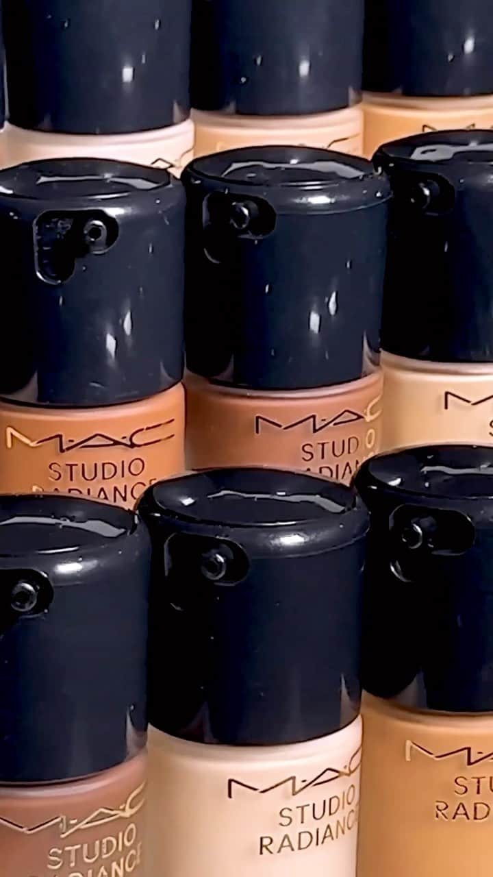 M·A·C Cosmetics BRのインスタグラム：「Criada pensando na sustentabilidade ♻️🌎. A base #MACStudioRadiance #SerumPowered possui um frasco de vidro reciclável para a base, incluindo uma tampa feita com 30% de material PCR. Traga seu frasco para o #BackToMAC e faça parte da solução para um amanhã mais bonito - hoje!」