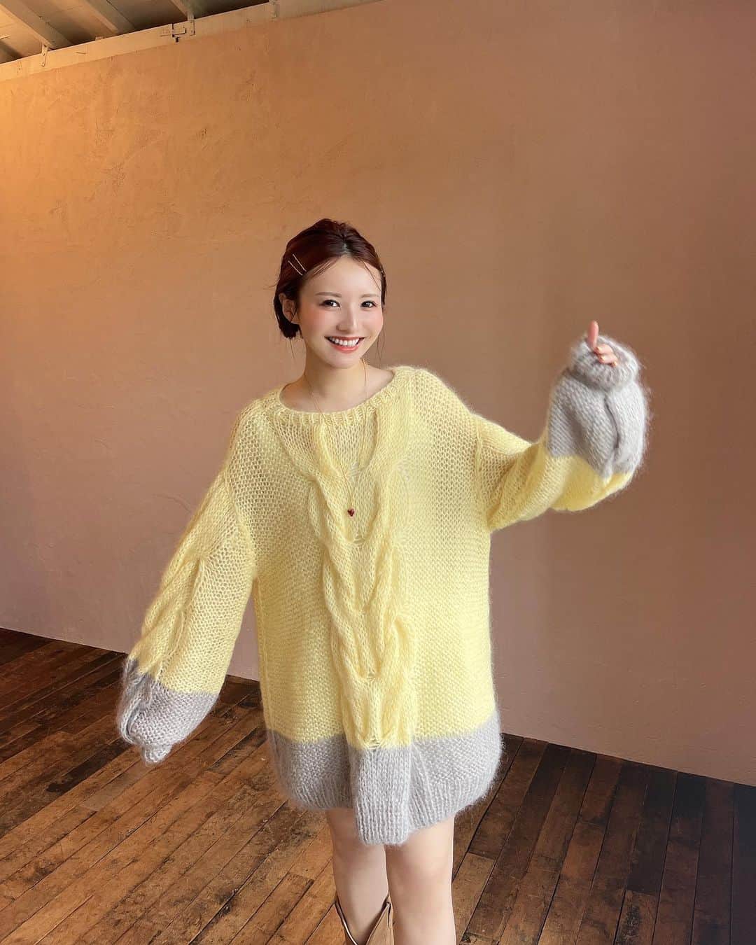 小林真琴さんのインスタグラム写真 - (小林真琴Instagram)「. 撮影で着させて頂いた可愛い イエロー×グレーのニット💛🩶  タイガースカラーみたいで にやにやしちゃった🐯←  #秋服 #ニットワンピ #タイガースカラー #イエローニット #黄色ニット」9月22日 0時02分 - maccori1