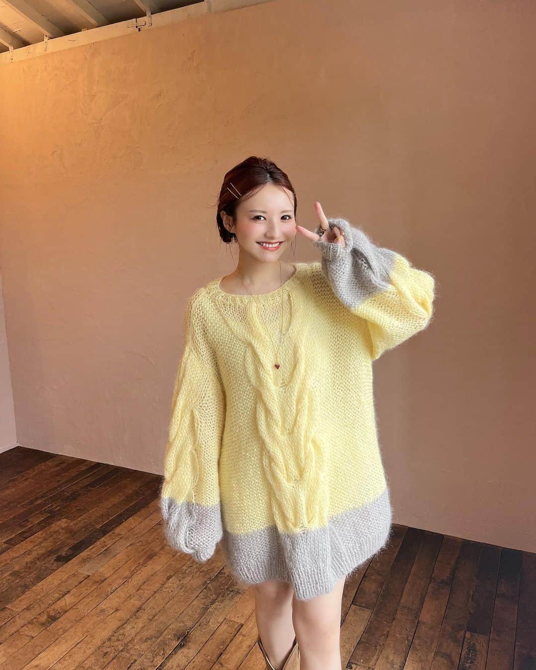 小林真琴のインスタグラム：「. 撮影で着させて頂いた可愛い イエロー×グレーのニット💛🩶  タイガースカラーみたいで にやにやしちゃった🐯←  #秋服 #ニットワンピ #タイガースカラー #イエローニット #黄色ニット」