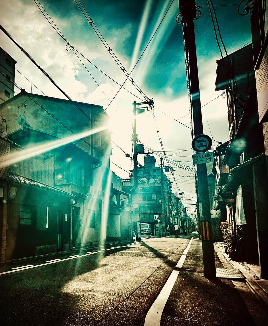 JILLのインスタグラム：「到着した次の街は 晴れていたけど 夕方はスコールのような雨が降ったり…  I💓KYOTO💓  ——————————— #09月30日billboardlive横浜 #10月03日billboardlive大阪 #10月29日REDROCKS #11月03日西条市ストーンハンマー #11月04日西条市こけら落とし  ———————————— #jillpersonz  #personz  #youtubepersonzチャンネル #note  #jillpersonz  #エアプレ #JILLプレ #ラジオ高崎 #三味線jill屋」