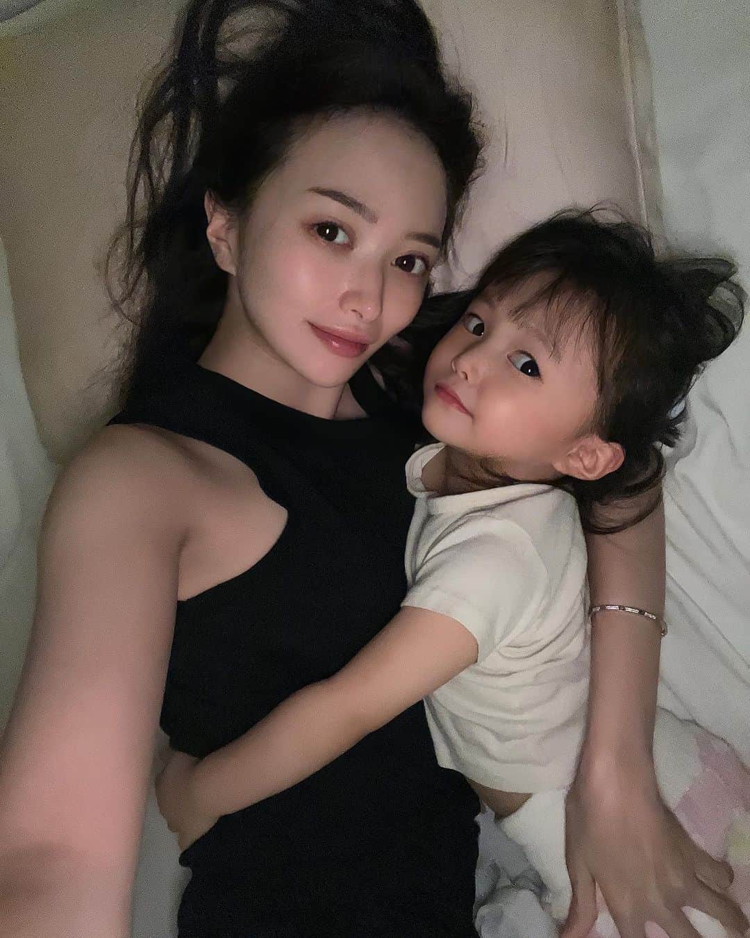 小川真葵のインスタグラム：「寝る前のぎゅー🥰  人って達成感を得た時に ドーパミンが分泌されて快感を覚えるから、  努力して仕事の成果が出るとか 決めた家事を終わらせるとか、  成功体験や自分で決めた事をこなせた時 快感ホルモンが分泌されるのに対して  子育ては 何もかもが思い通りにいかないし 家事や全てのことが中断されて 快感ホルモンが分泌されなくなる事は 産後鬱の原因の一つだとも言われていて。  小さな事に思えるかもしれないけど その積み重ねは本当に大きくて 私もすごくしんどかったけど、  娘と過ごしていくうちに 少しずつ変化したことがある☺️  例えば、娘が高熱を出して予定が 全てキャンセルになった時のこと。  以前までは、 娘が辛そうな顔を見たくないのはもちろん、 人として、 仕事が進まないことや 周りに迷惑かけること、 楽しみな予定が崩れることにも ストレスを感じてしまってた。  でも今は、  特別な事情がなければどうしても やるべきことや、やりたいこと 日々たくさんのことに意識を向ける生活の中で  ただ、全てを忘れる権利？に感じて 目の前の娘に向き合って 過ごせる時間がどれだけ贅沢で 幸せなことか、と思う😌  とは言えもちろん看病はすっごく大変で 精神も体力もものすごくしんどいけど。  成功体験や誰かからの褒め言葉や 思い通りになるあらゆる事よりも 娘といれる時間が最高に幸せだよ😌」